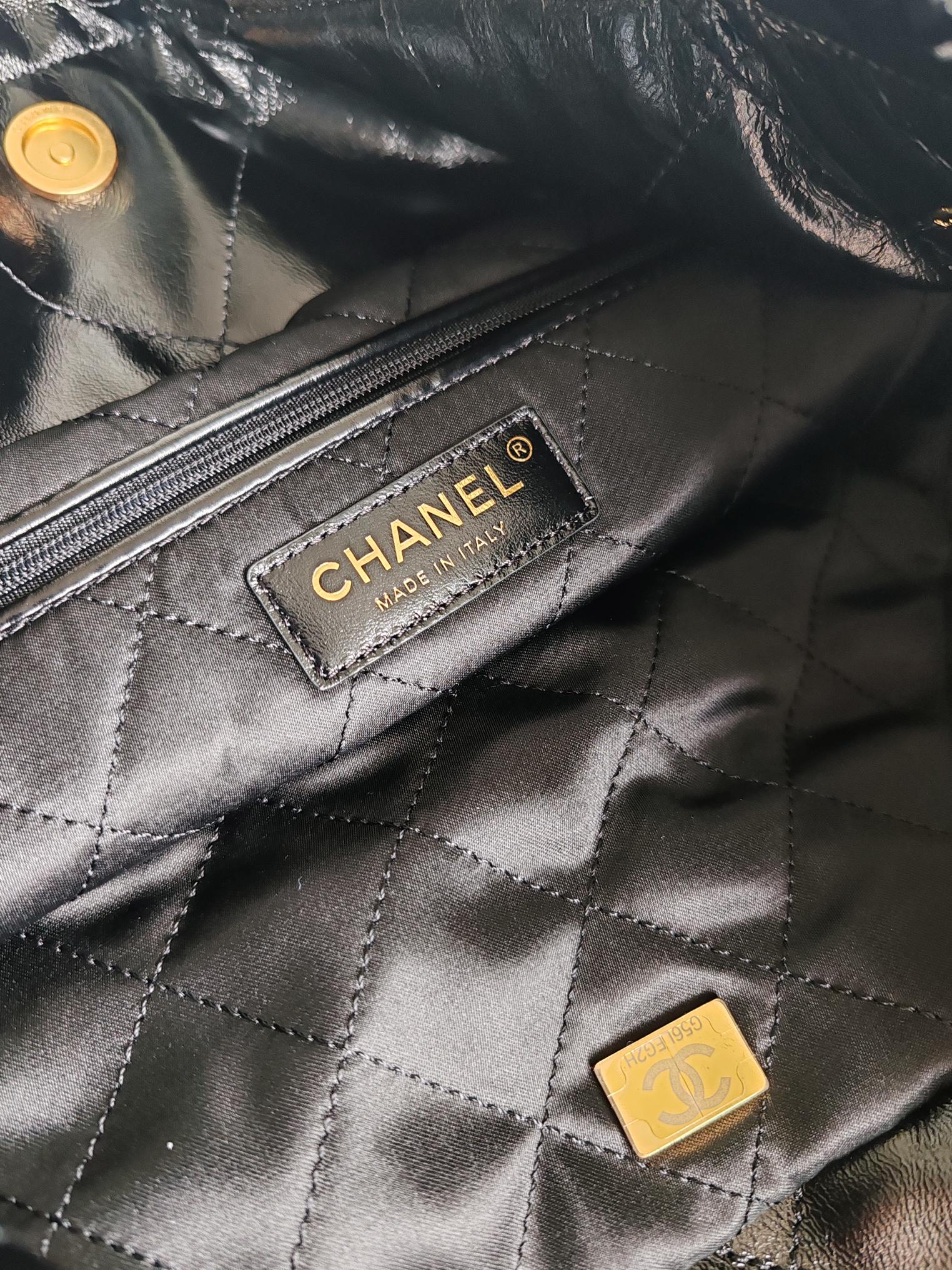 22 Bag (AS3260) in Black Shiny Calfskin with Gold-Tone Hardware, 24C Collection - Mocuir