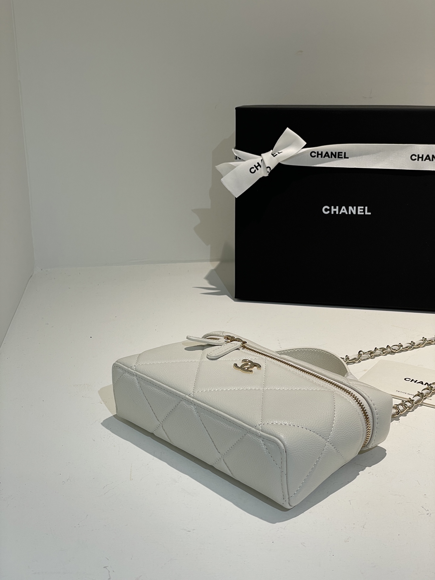 White Quilted Caviar Calfskin Vanity Case with Top Handle and Gold-Tone Chain Strap - Mocuir