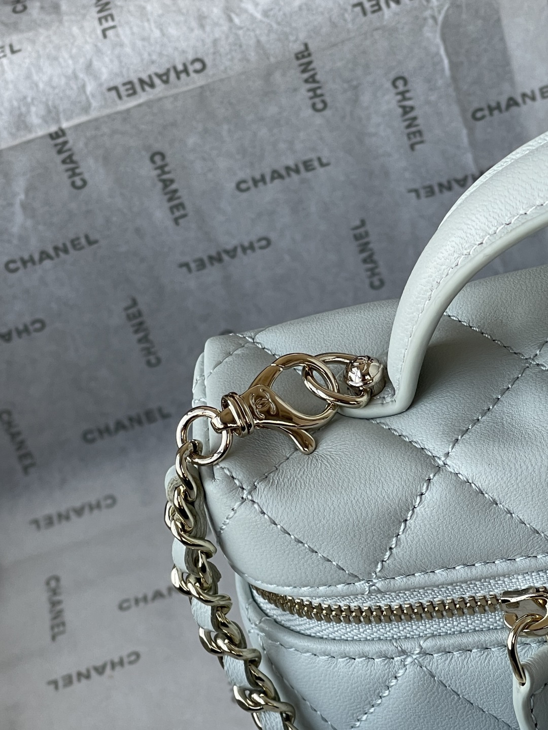 25C Classic Vanity Case with Chain（White） - Mocuir