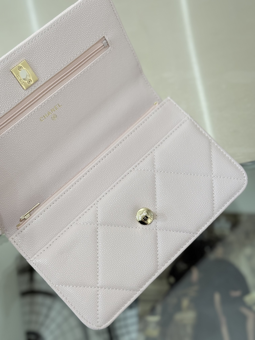 Wallet on Chain with Top Handle (AP3984) in Light Pink Caviar Leather with Gold-Tone Hardware, 25C Cruise Collection - Mocuir