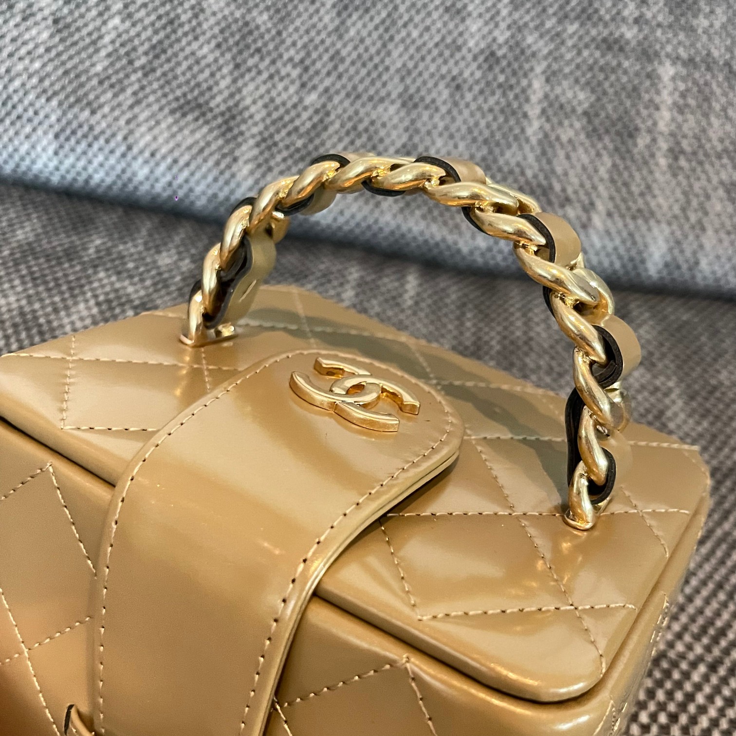 25C Small Vanity Case in Gold Patent Leather - Mocuir