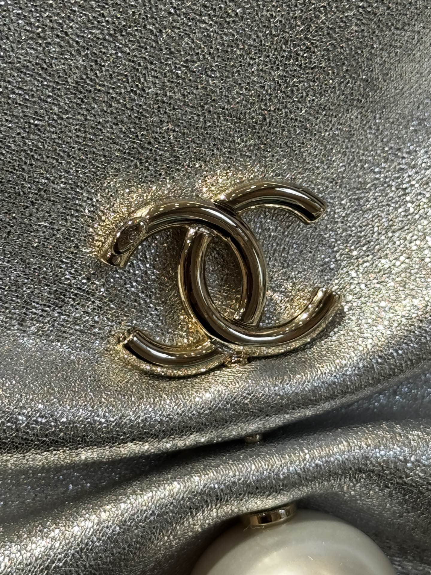 25S Spring-Summer Iridescent Lambskin Ruched Chain Shoulder Bag with Pearl & Gold Hardware (Model AS5130) - Mocuir