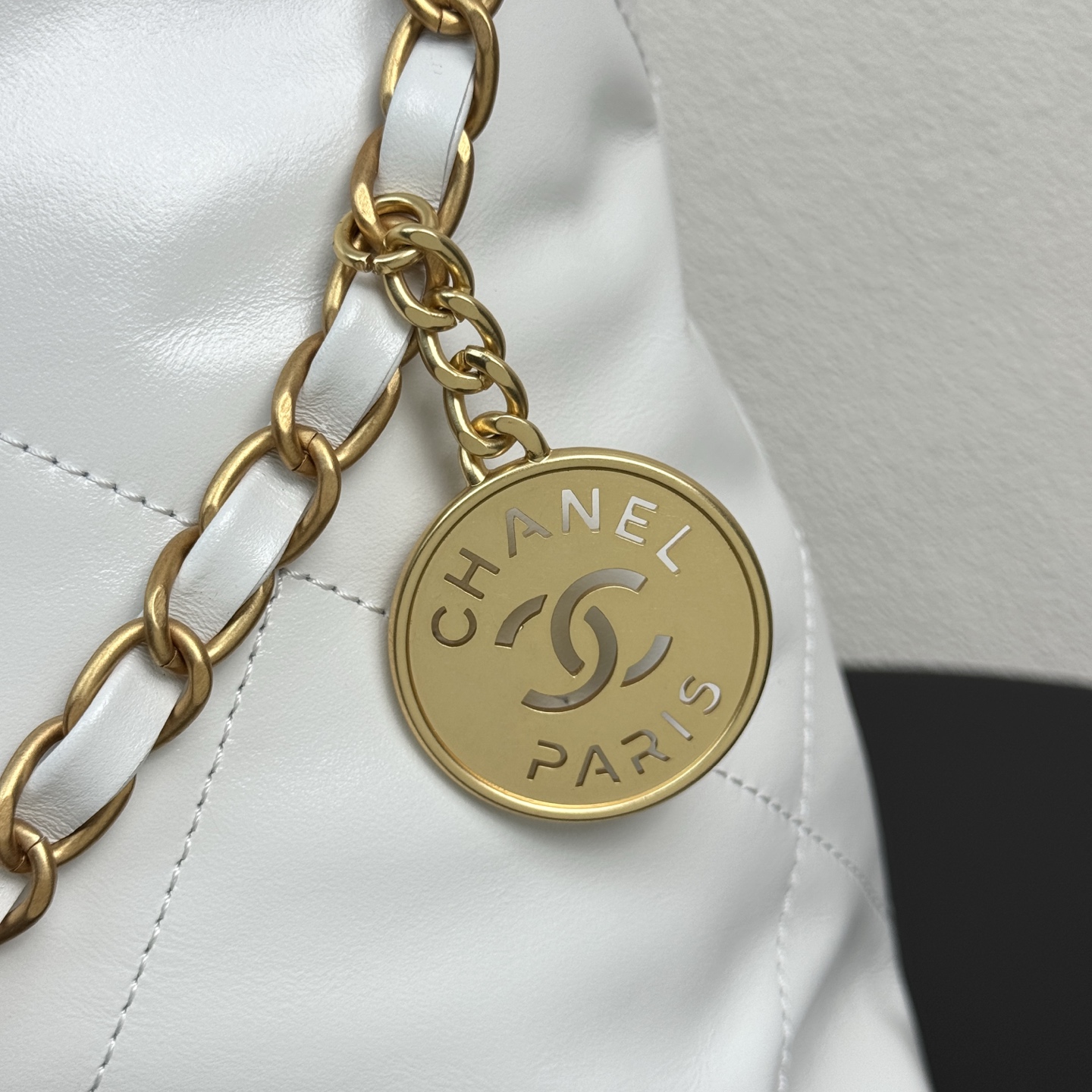 22 Bag Quilted Shiny Calfskin in White (Gold Hardware) - Mocuir