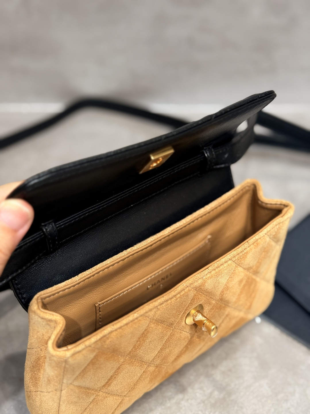 25A Métiers d'Art Lambskin & Suede Calfskin Phone Bag with Gold-Tone Hardware (Model AS5132) - Mocuir