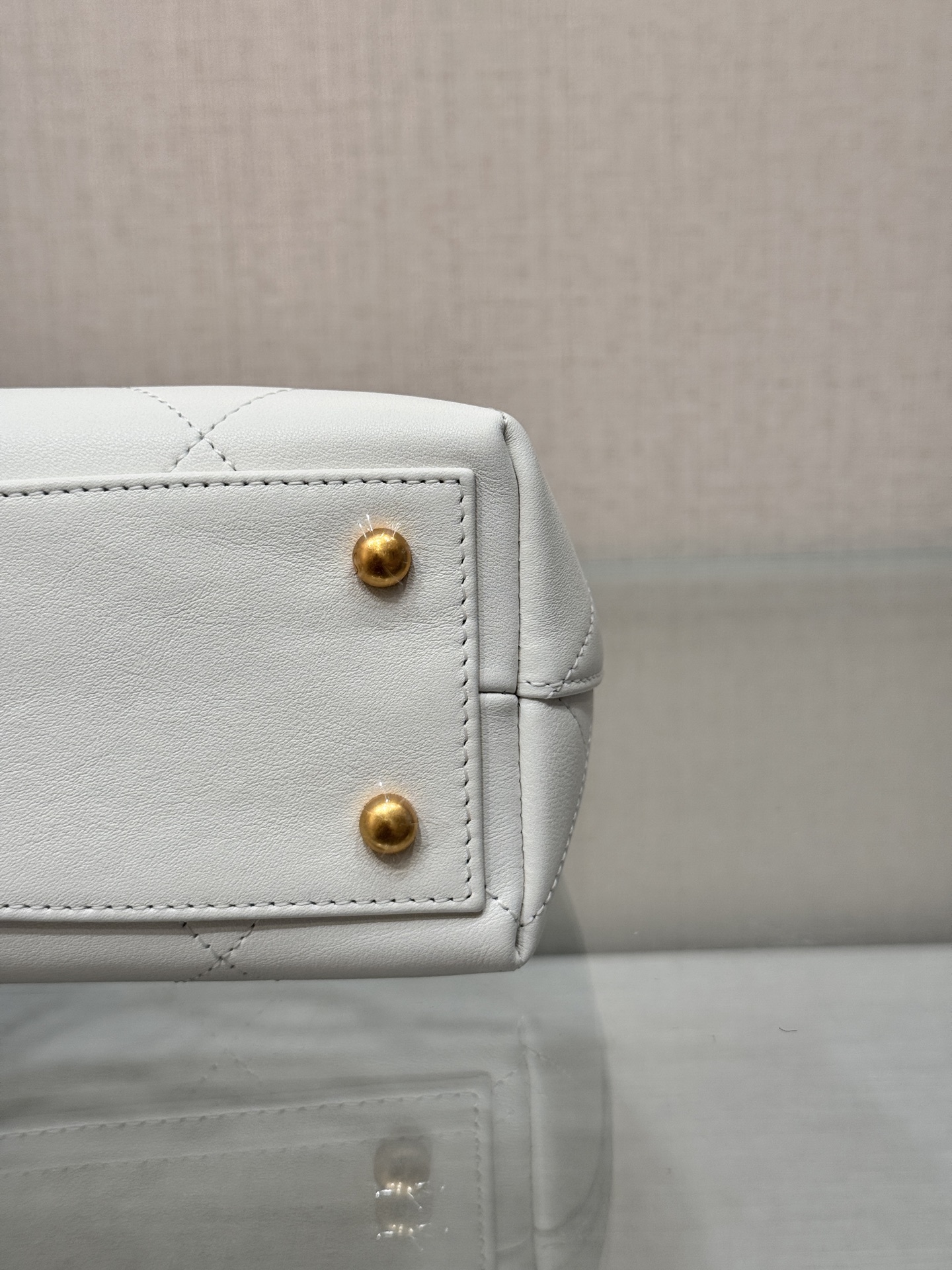 Top Handle Flap Bag (AS5212) in White Shiny Lambskin with Gold-Tone Hardware, 25P Pre-Fall Collection - Mocuir