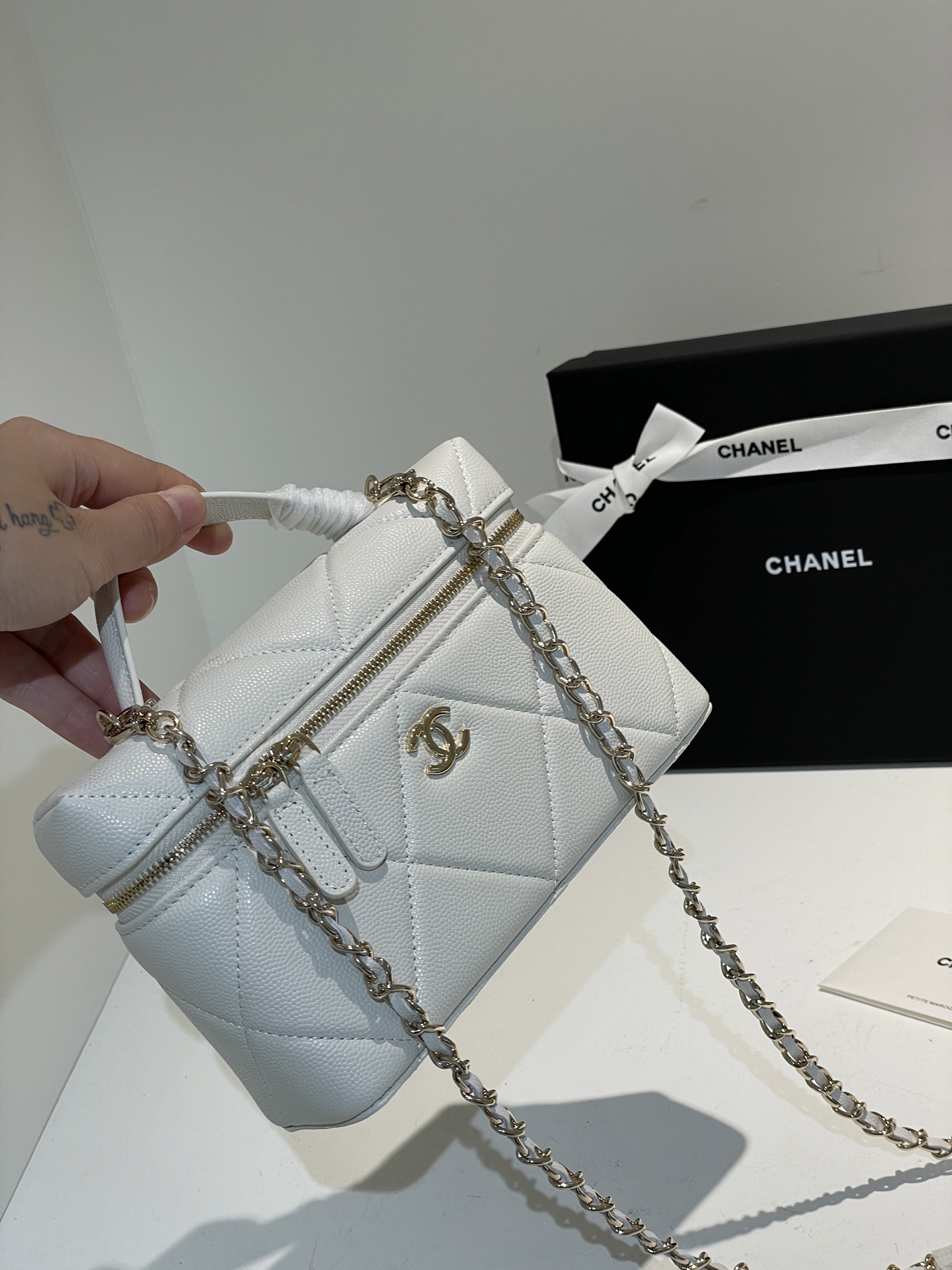 White Quilted Caviar Calfskin Vanity Case with Top Handle and Gold-Tone Chain Strap - Mocuir