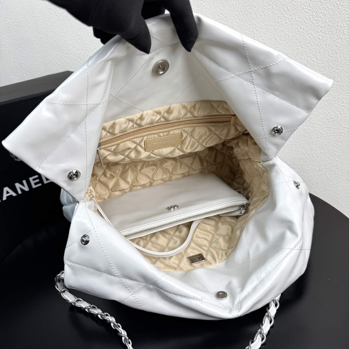 22 Bag Quilted Shiny Calfskin in White (Silver Hardware) - Mocuir