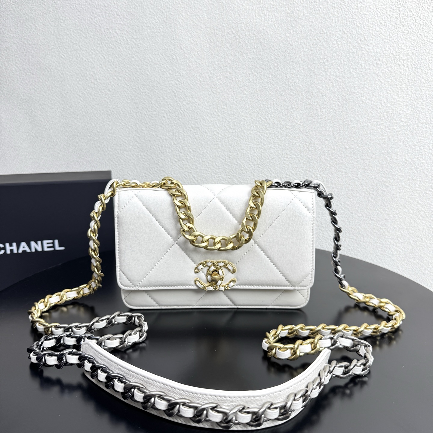 19 WOC Quilted Lambskin Shoulder Bag in White (Tri-Tone Hardware) - Mocuir