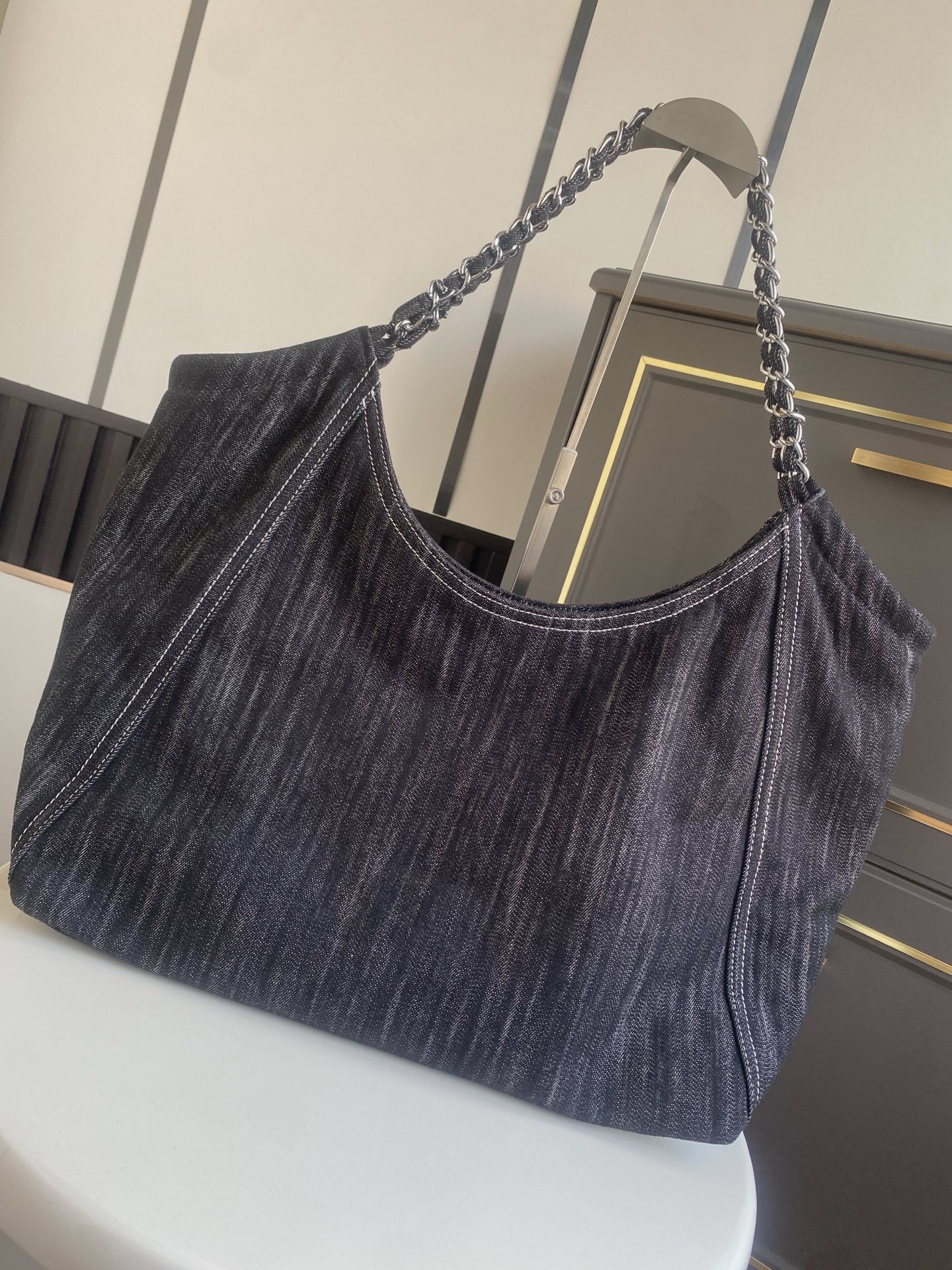 Large Hobo Bag in Denim（Dark Washed Denim ） - Mocuir