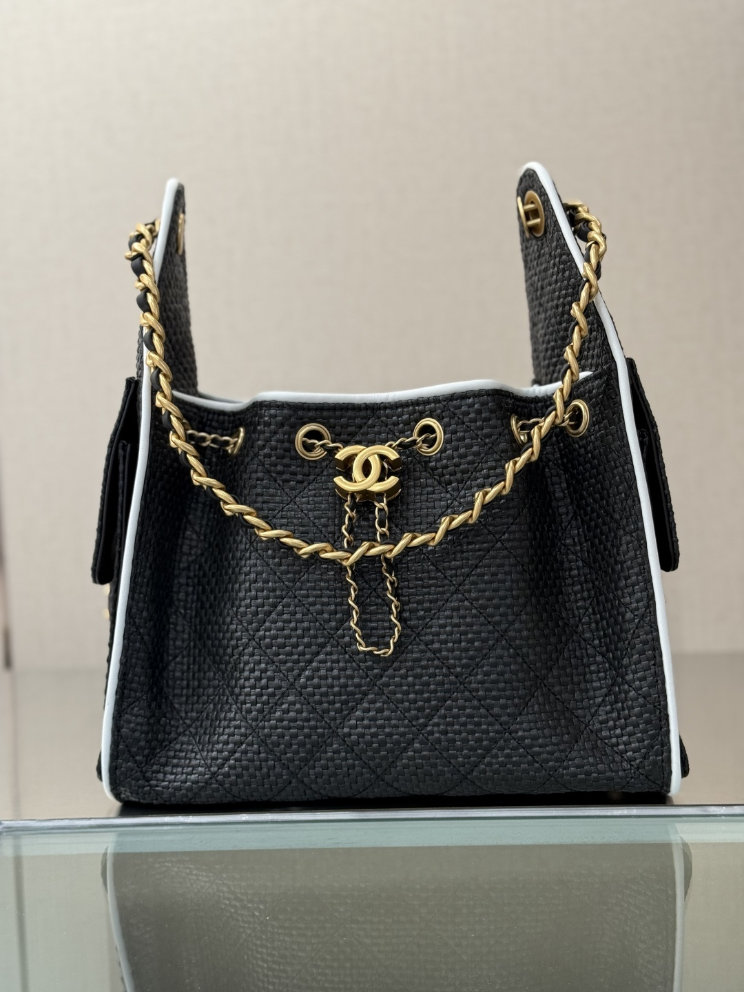 Cruise 2026 Black Raffia & Calfskin Drawstring Bucket Bag with White Trim & Gold-Tone Hardware & Chain Strap - Mocuir