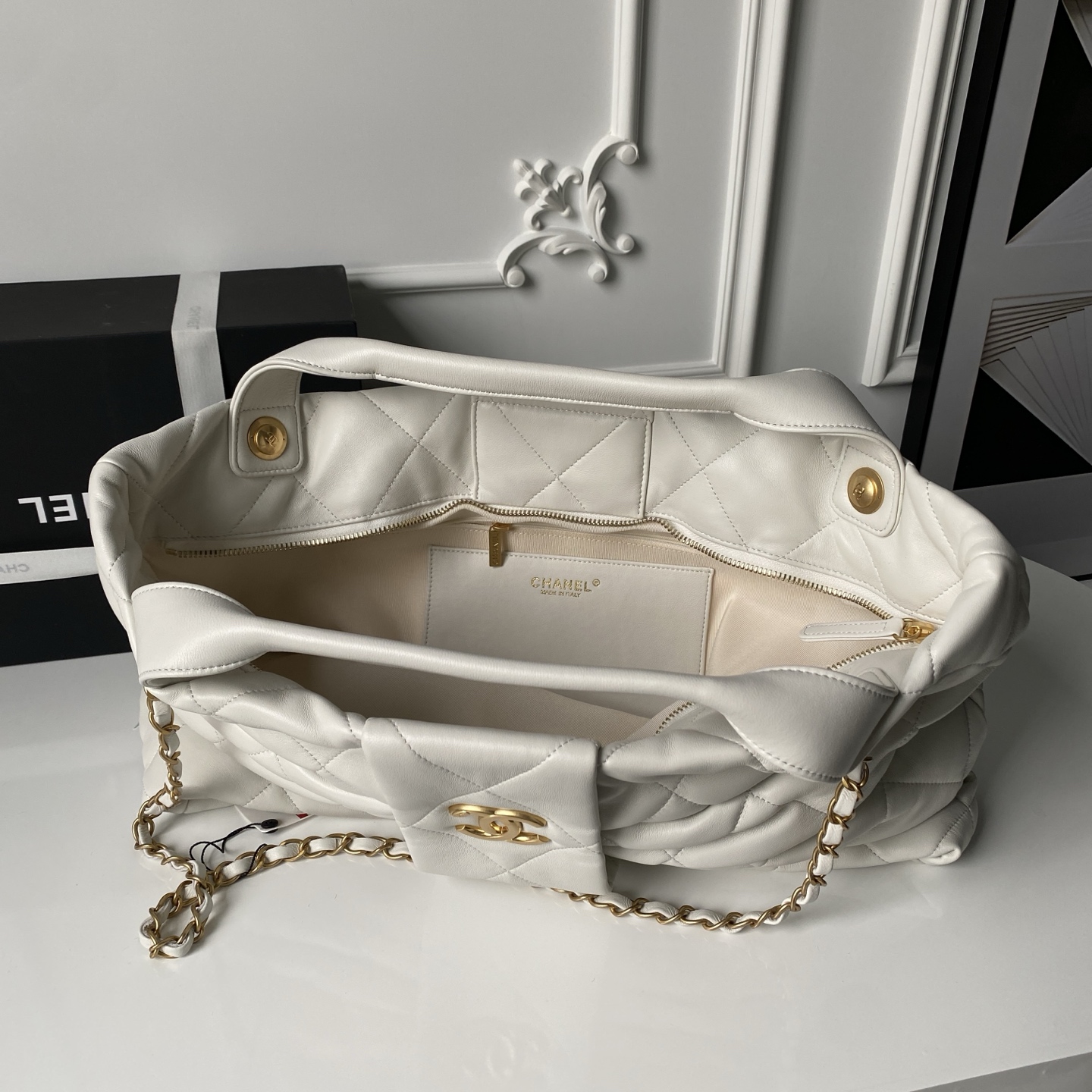 25K Large Hobo Bag (AS5846) in White Quilted Shiny Lambskin with Light Gold-Tone Hardware - Mocuir