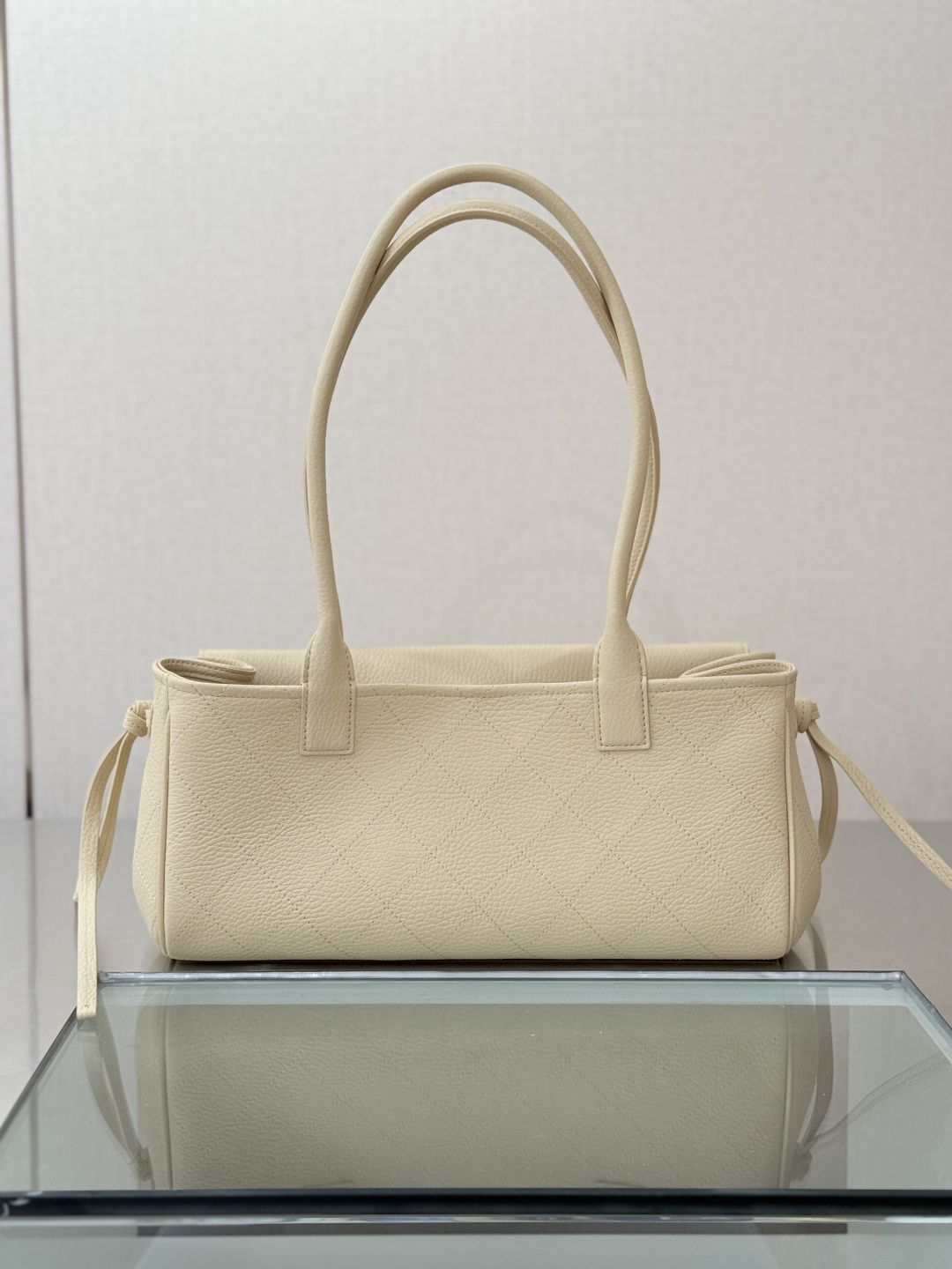 26P Cruise Preppy Coco Bowling Bag in Beige Caviar Leather with Gold-Tone Hardware - Mocuir