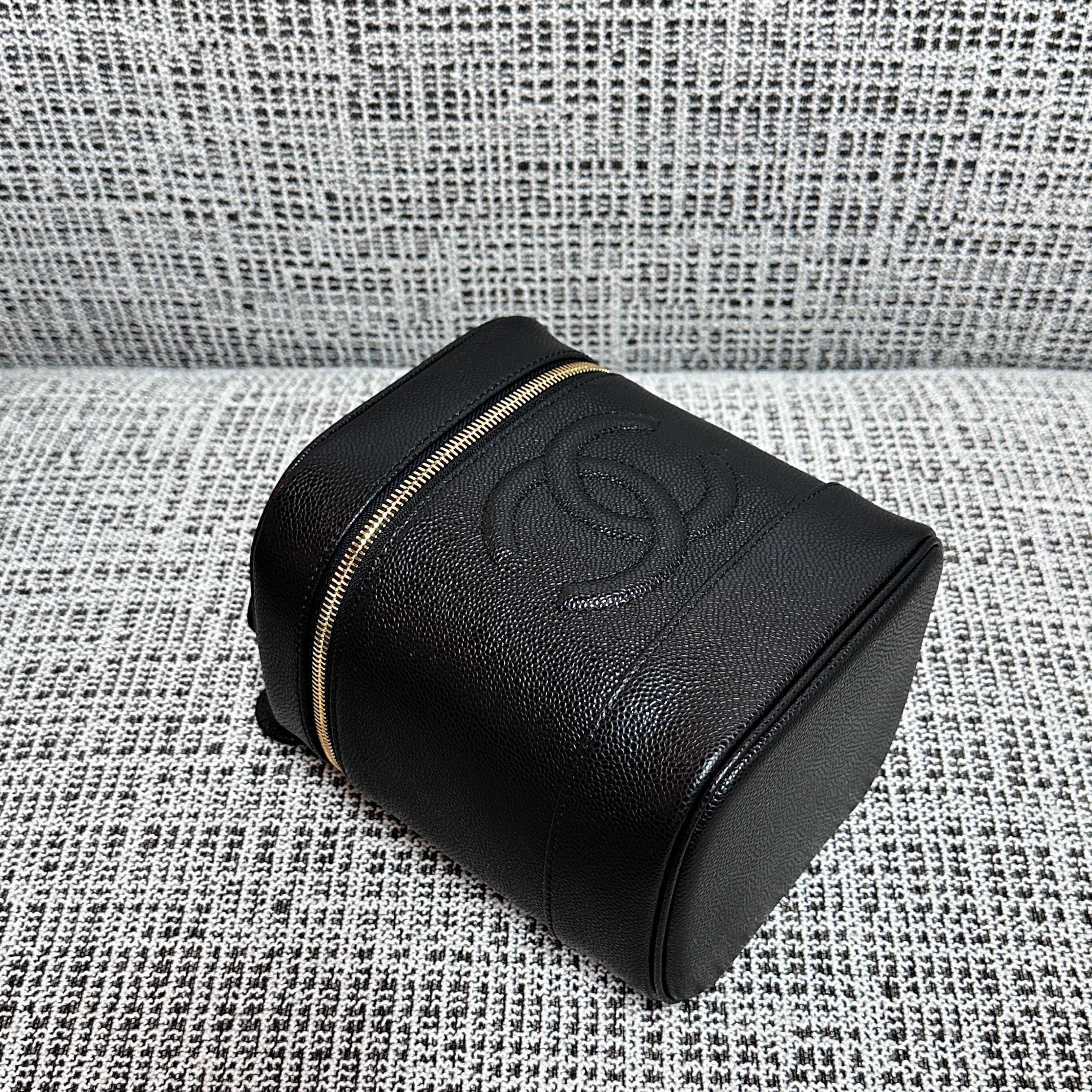 Vintage Caviar Leather CC Embossed Vanity Case Cosmetic Bag in Black (Gold Hardware) - Mocuir