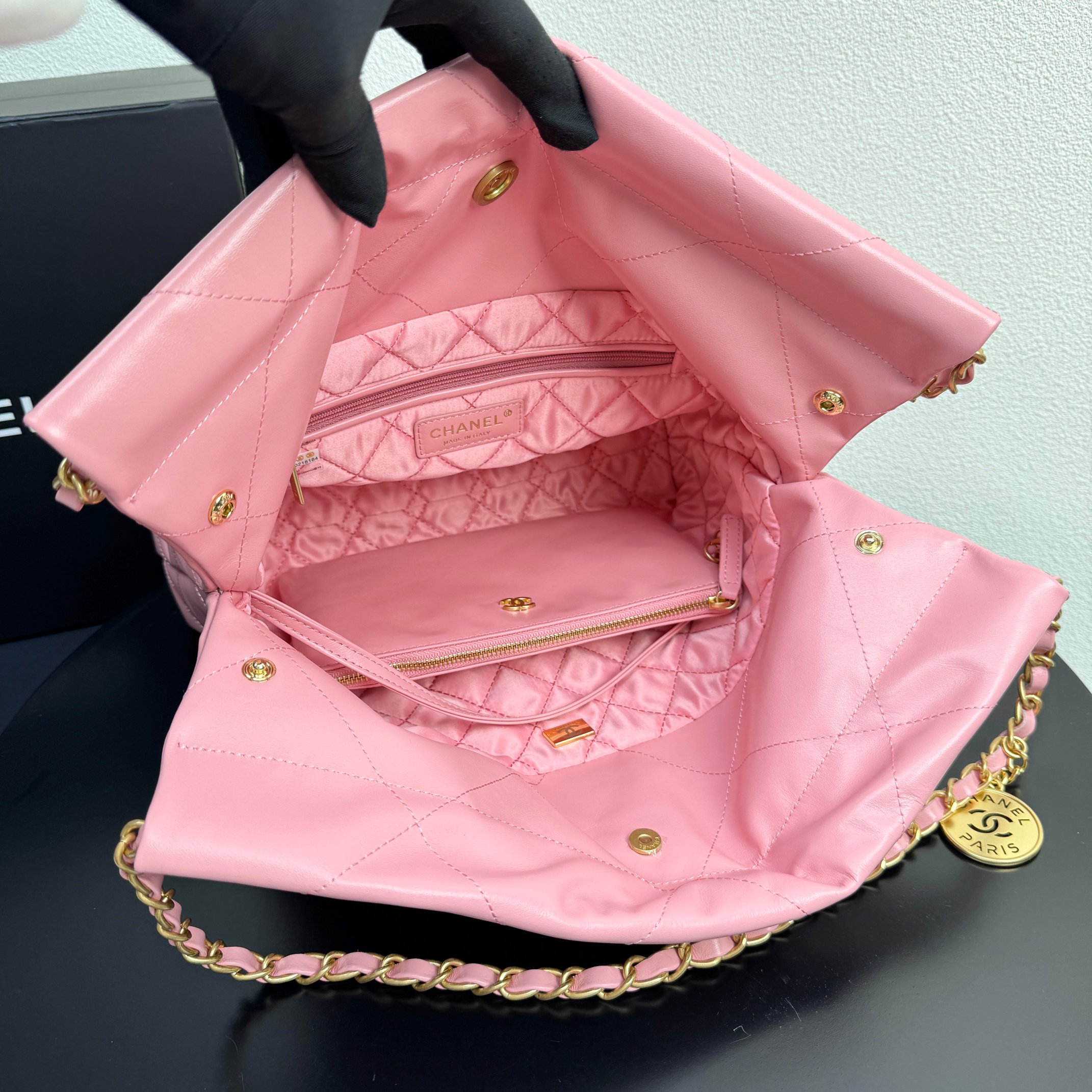 22 Bag Quilted Shiny Calfskin in Light Pink (Gold Hardware) - Mocuir