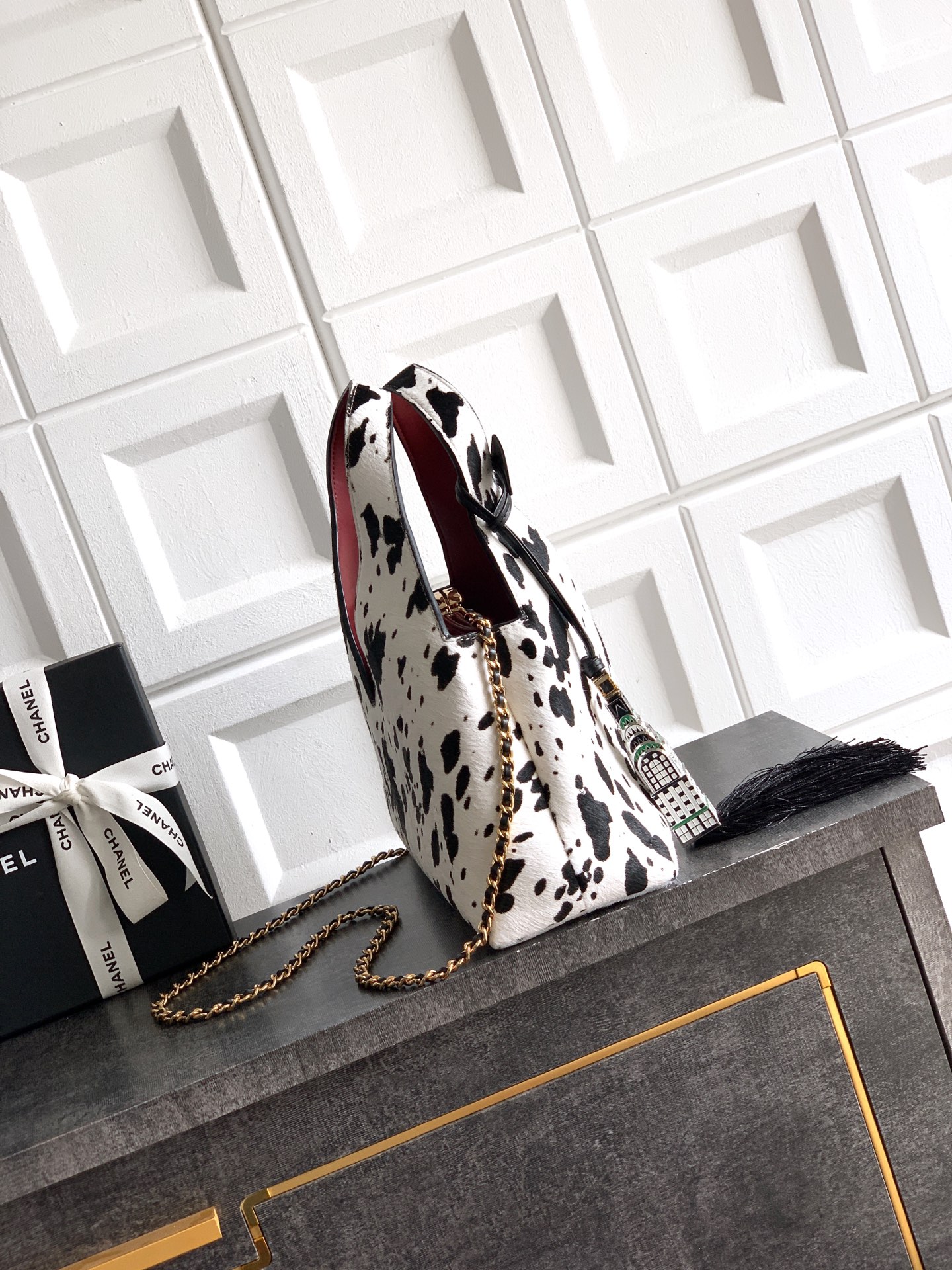 2026 Fall-Winter Runway Hobo Bag in Black & White Dalmatian Print Pony Hair with Gold-Tone Hardware & Empire State Building Tassel Charm - Mocuir