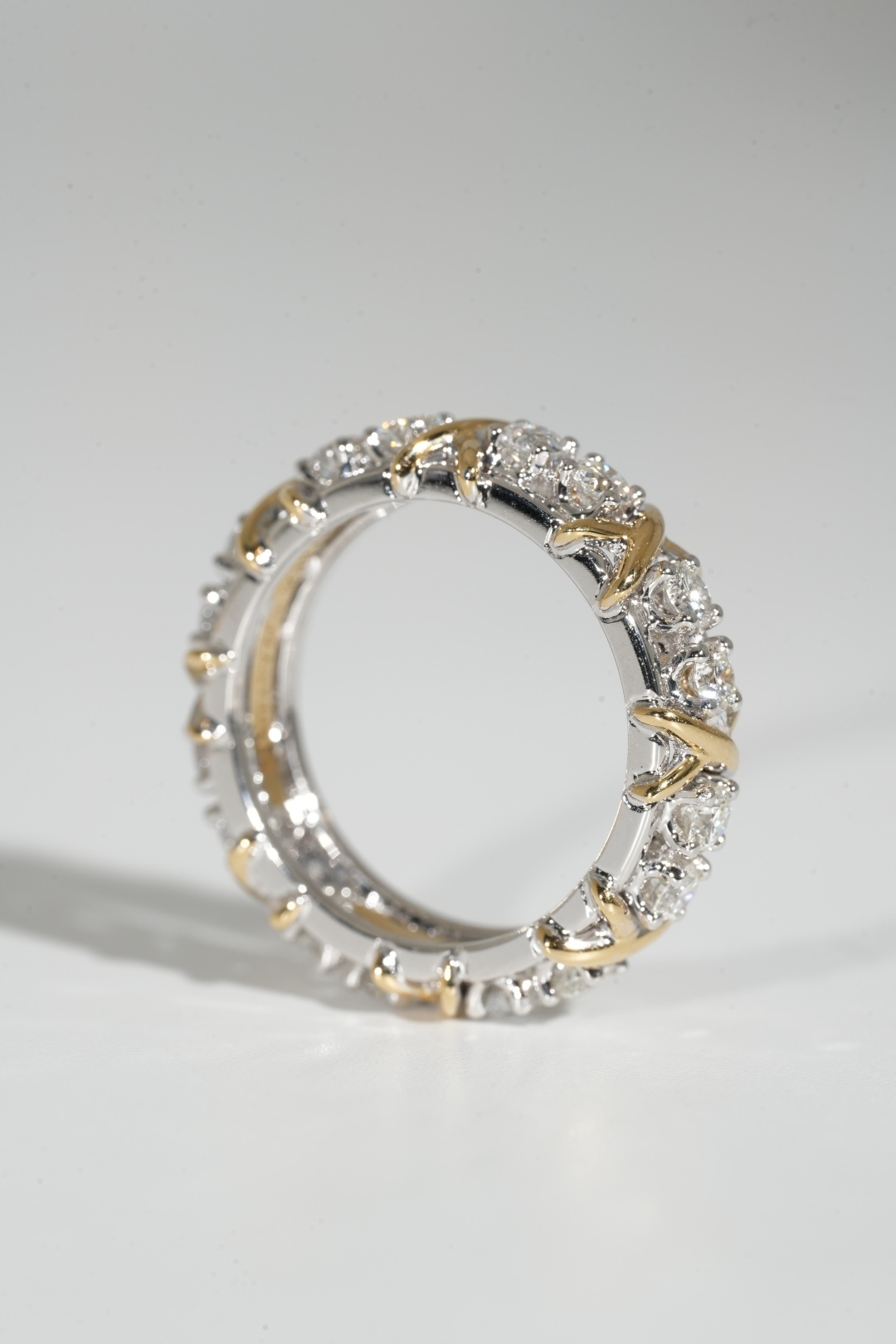 X-shaped interlocking diamond ring
