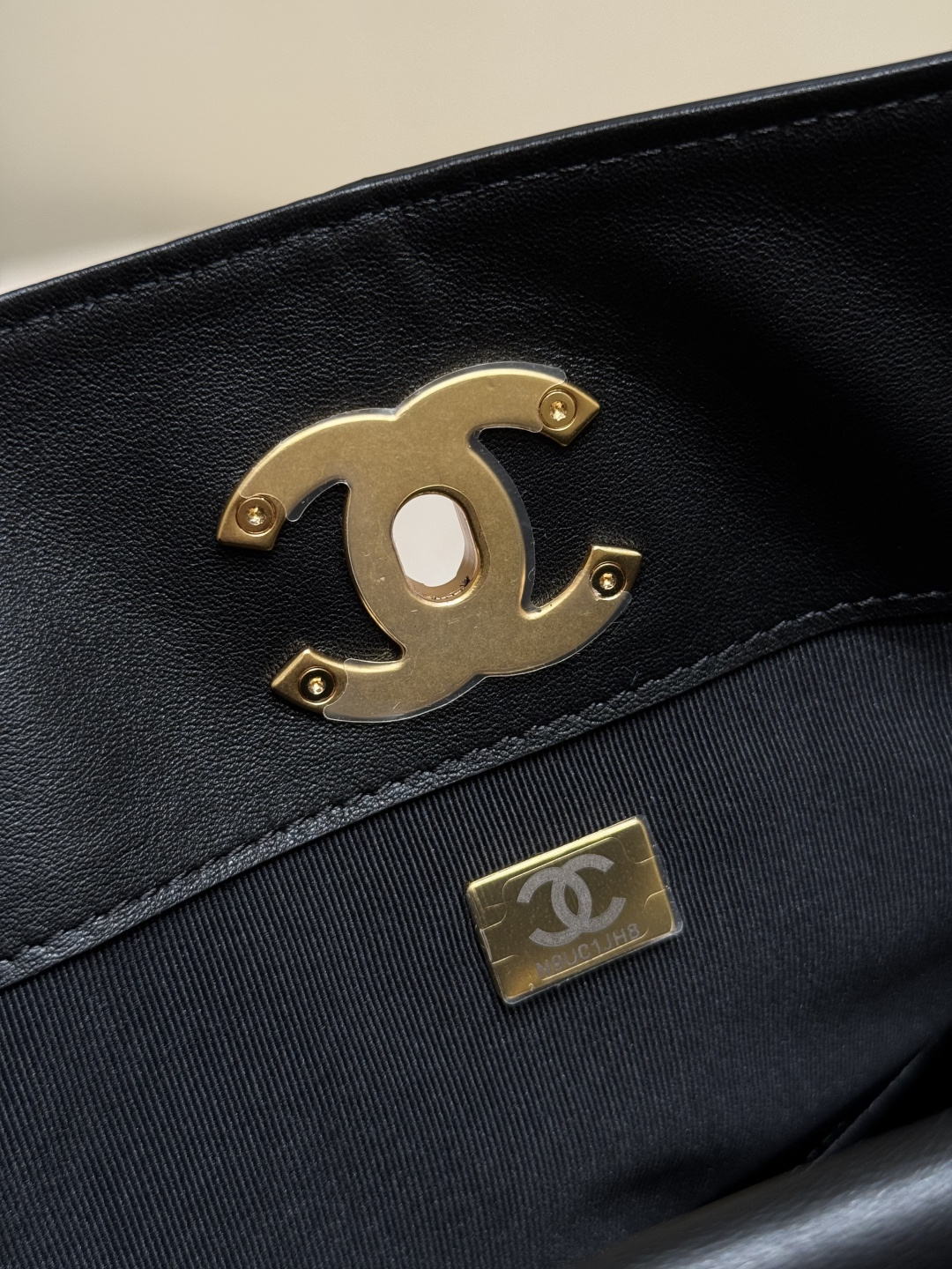 25A Pre-Fall Collection AS5634 Hobo Bucket Bag in Black Quilted Grained Calfskin (Caviar) with Antique Gold-Tone Hardware - Mocuir