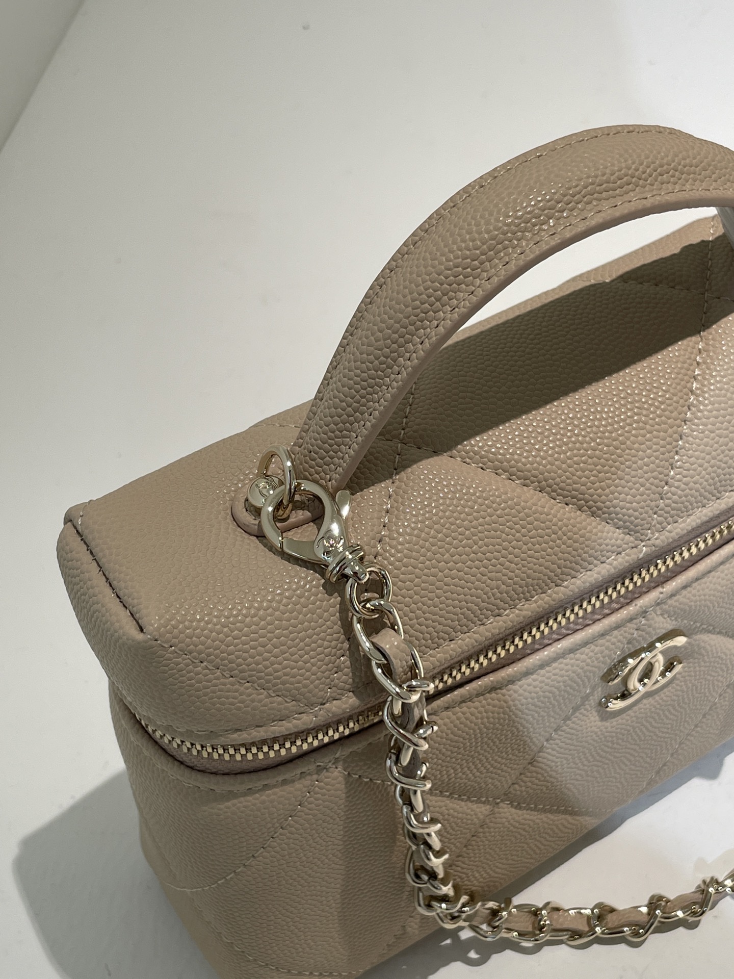 Beige Quilted Caviar Calfskin Vanity Case with Top Handle and Gold-Tone Chain Strap - Mocuir