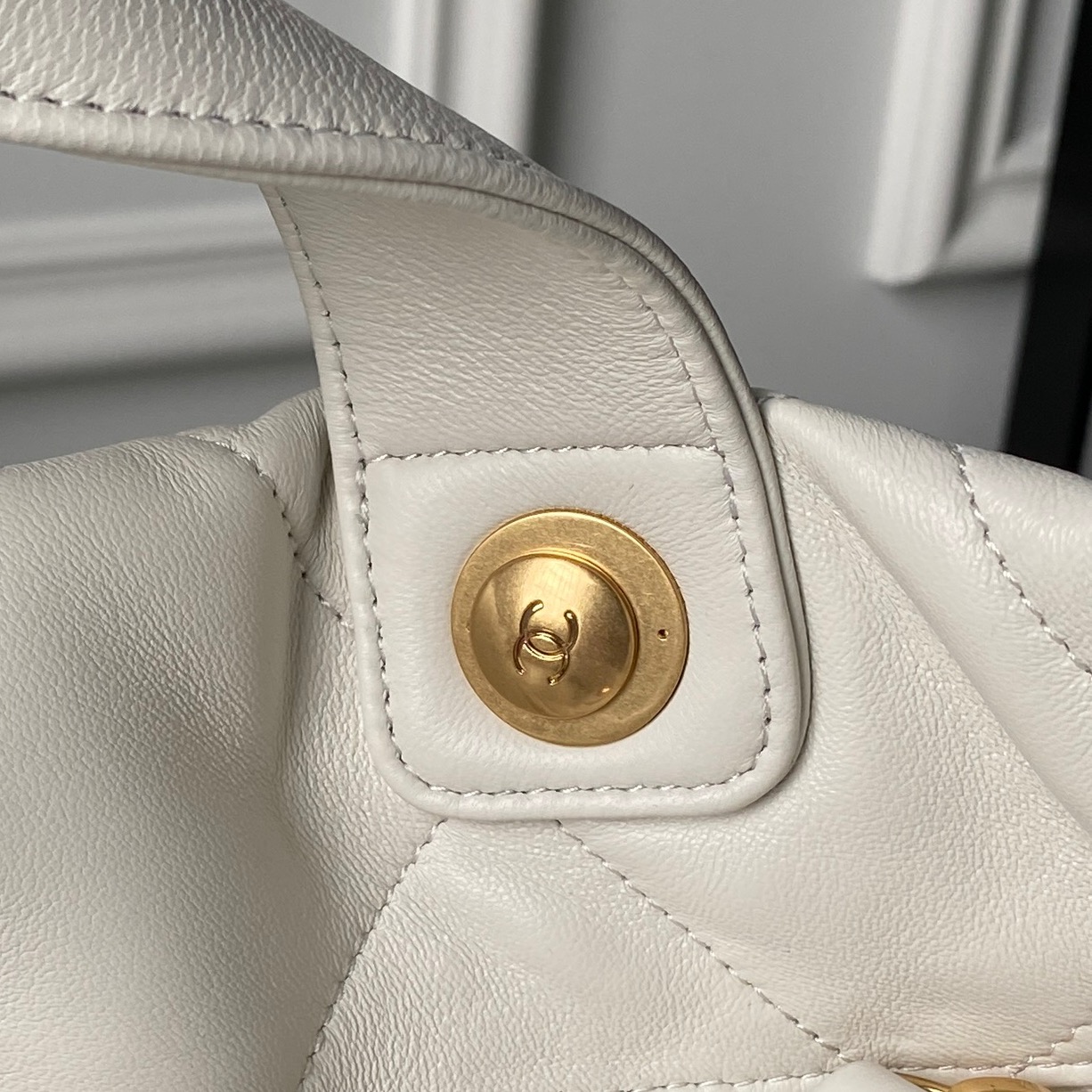 25K Large Hobo Bag (AS5846) in White Quilted Shiny Lambskin with Light Gold-Tone Hardware - Mocuir