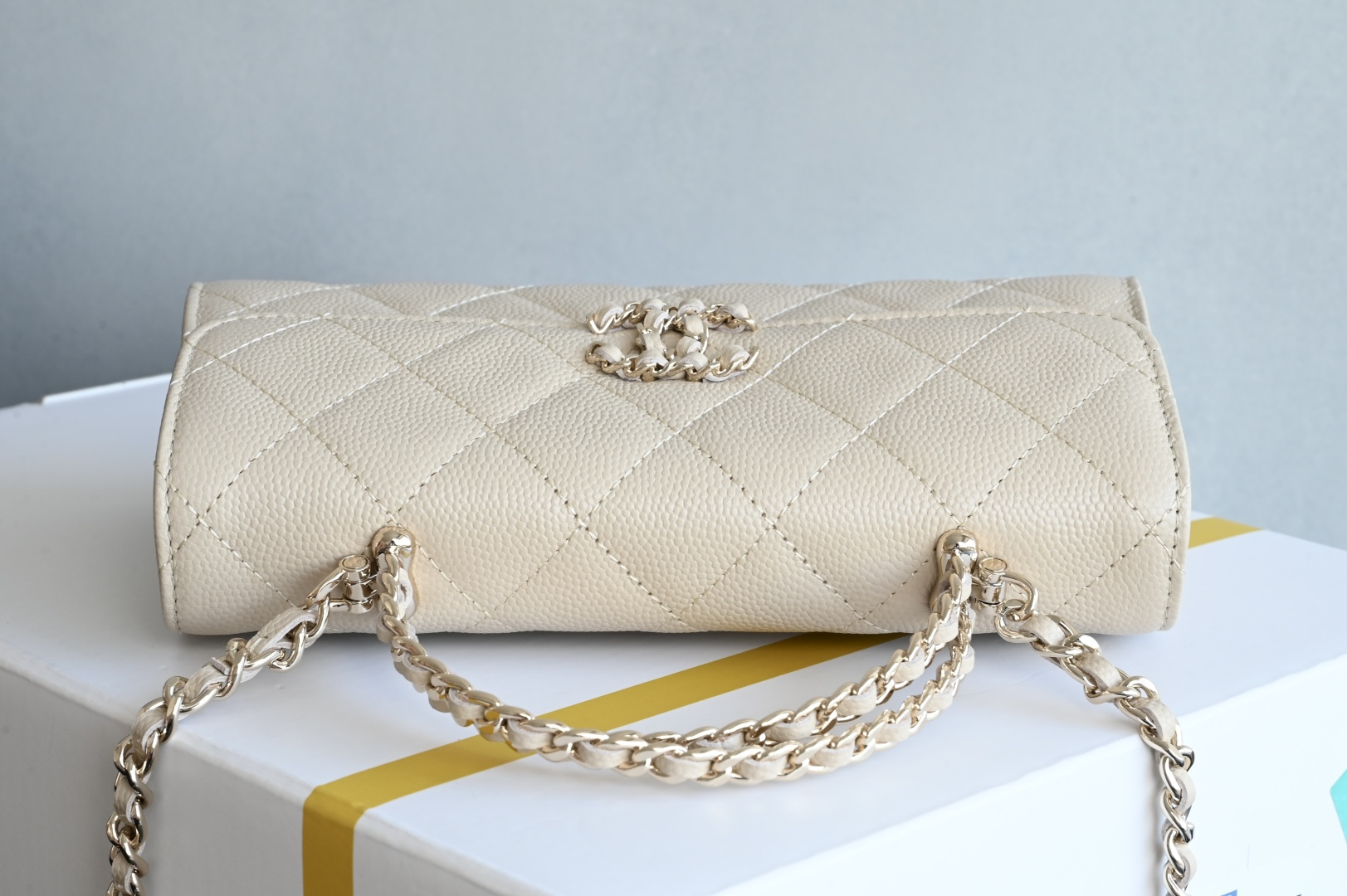 25S Top Handle Kelly Clutch with Chain in Beige Caviar Leather with Light Gold-Tone Hardware (Model AS4711) - Mocuir