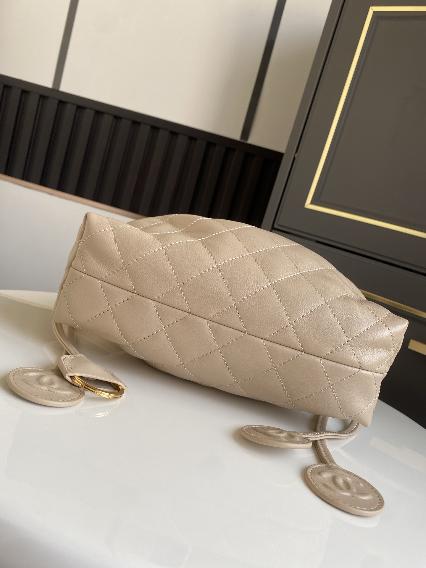 24BQuilted Lambskin Drawstring Hobo Bag（Beige Clair） - Mocuir