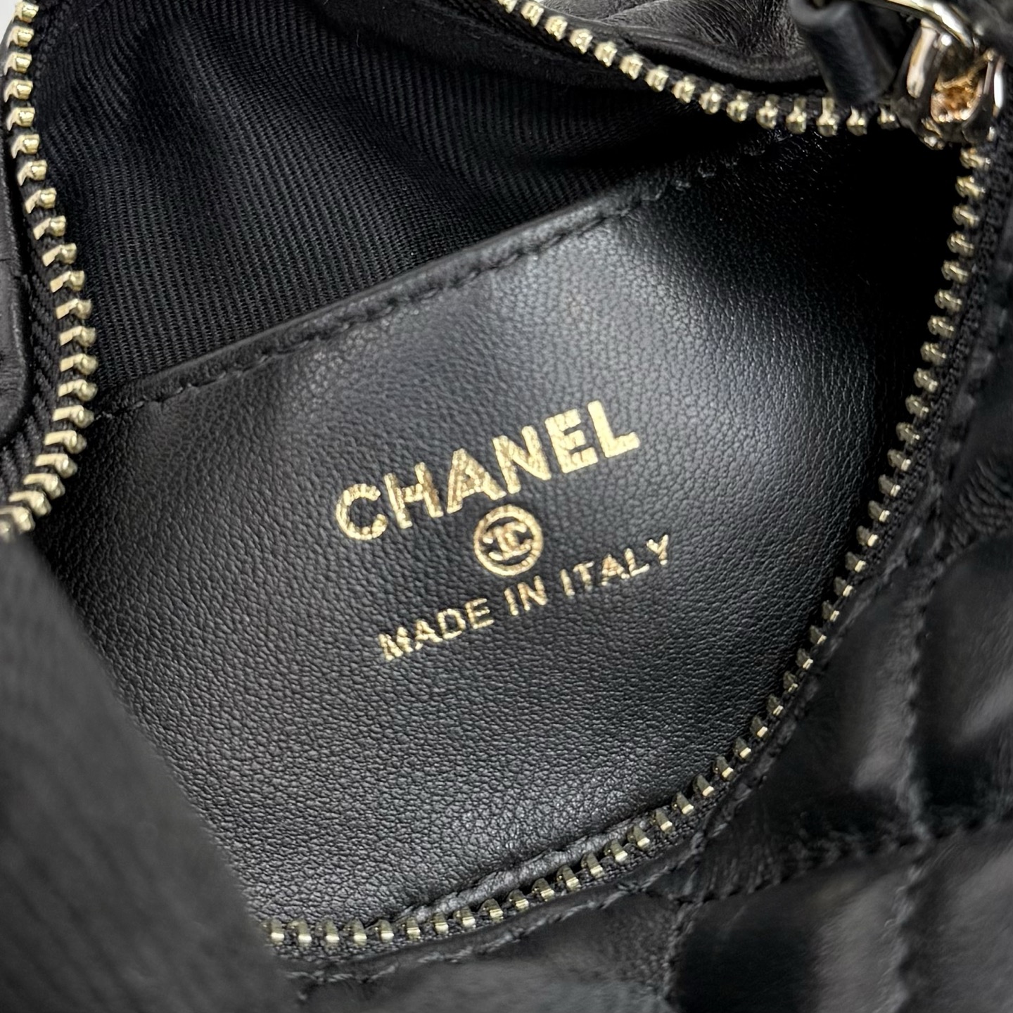 23C Hula Hoop Pouch Quilted Lambskin Bag in Black (Gold Hardware) - Mocuir