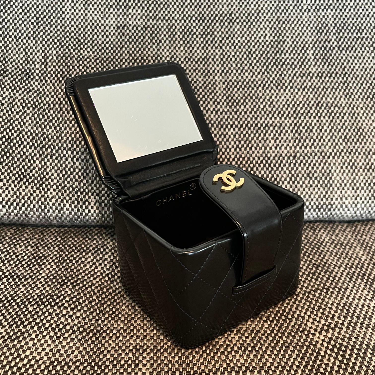 25C Small Quilted Lambskin Vanity Case in Black - Mocuir