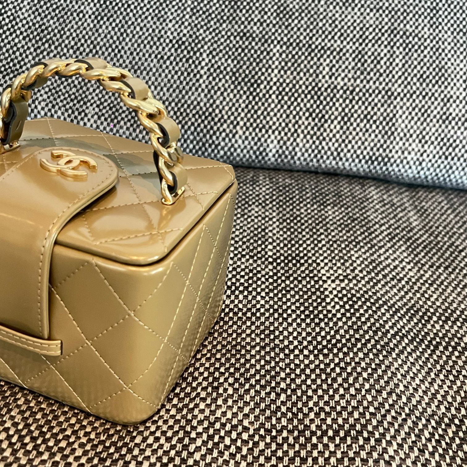 25C Small Vanity Case in Gold Patent Leather - Mocuir