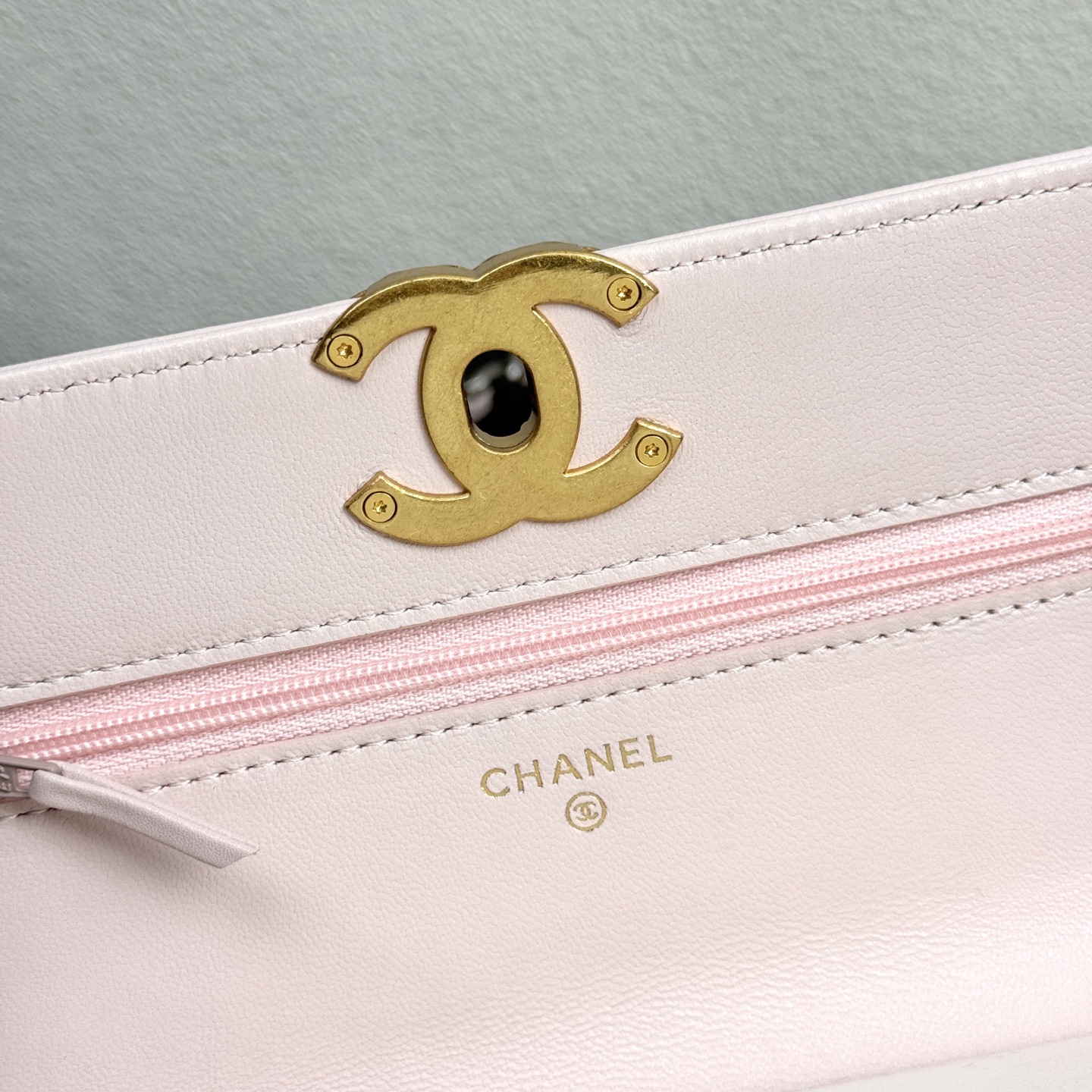 19 WOC Quilted Lambskin Shoulder Bag in Light Pink (Tri-Tone Hardware) - Mocuir