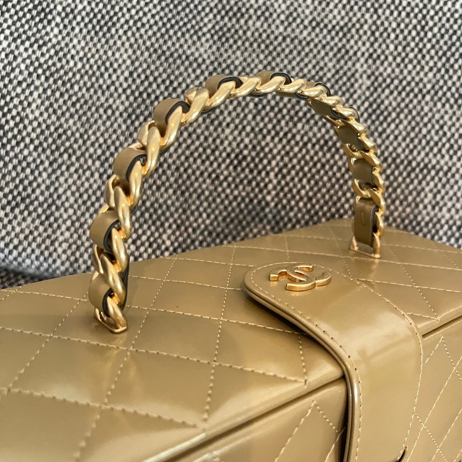 25C Long Quilted Patent Leather Vanity Case in Beige - Mocuir