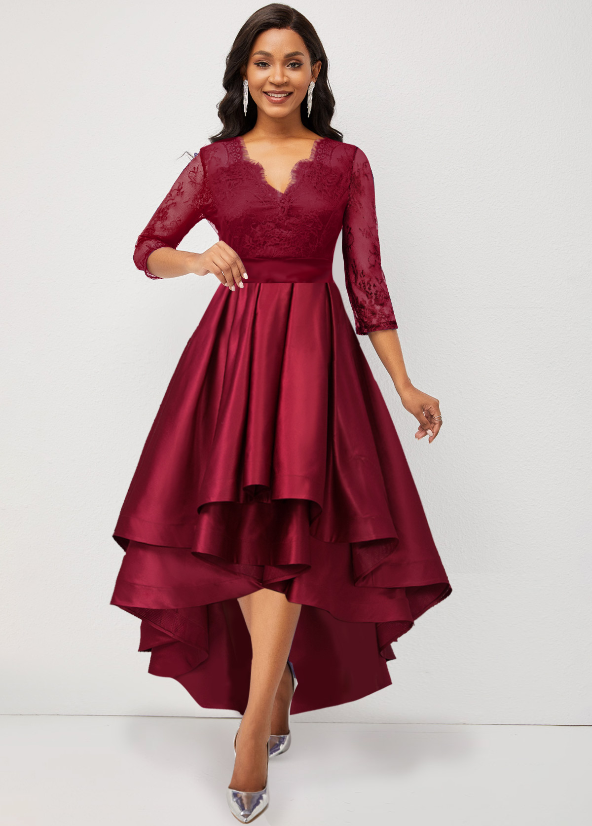 Vestido rojo vino con costuras de encaje y dobladillo asimétrico