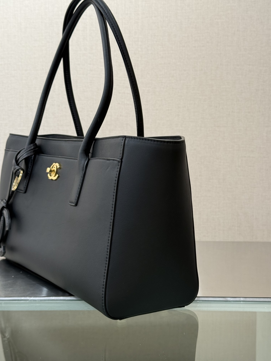 26S Black Smooth Calfskin Cerf Executive Shopper Tote Bag with Gold Hardware - Mocuir