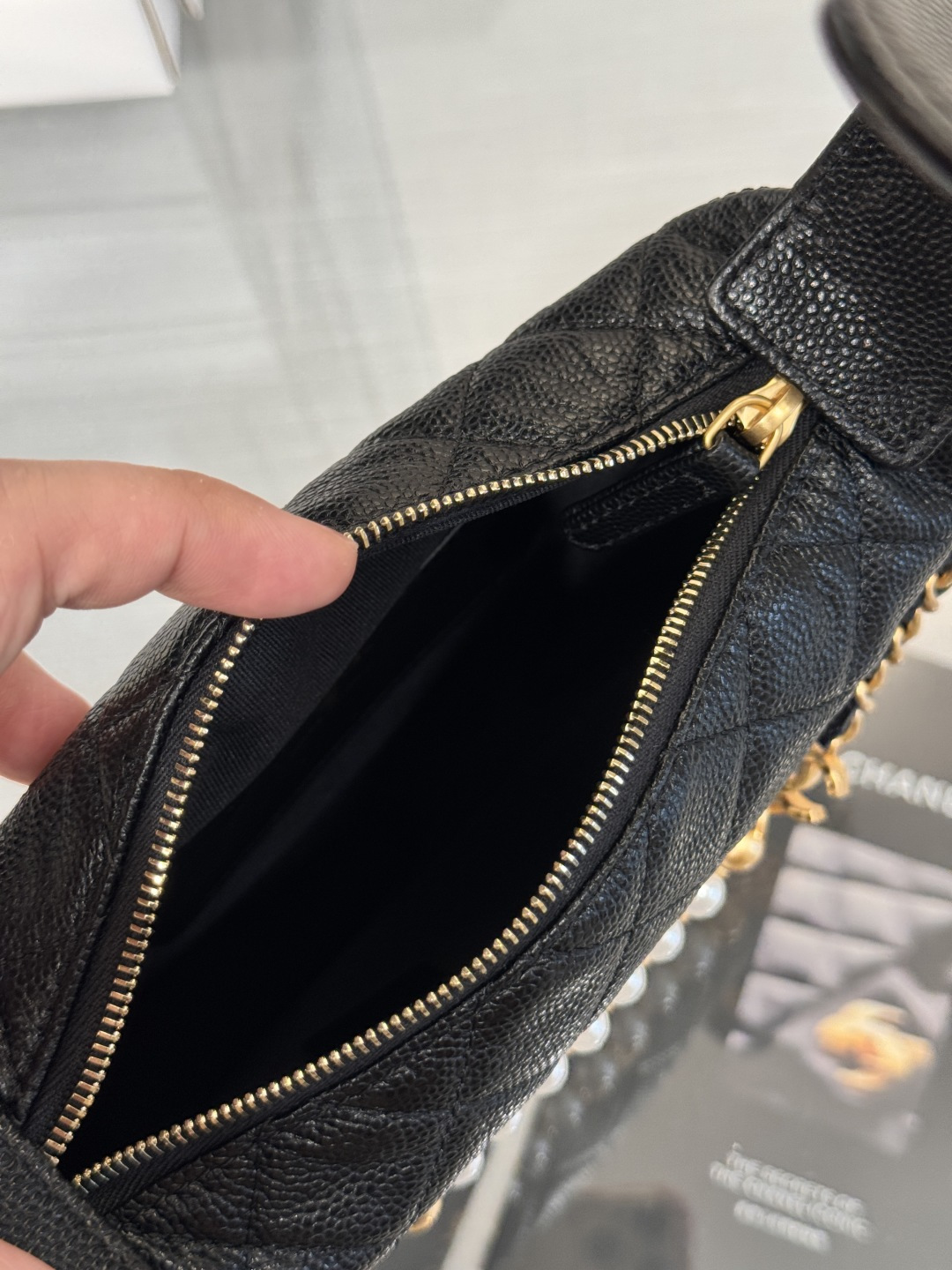 24C Pearl Chain Hobo Bag（Black） - Mocuir