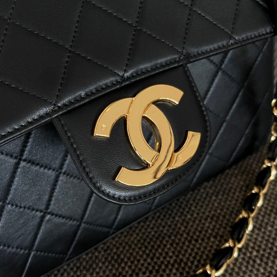 Classic Flap Quilted Lambskin Shoulder Bag in Black (Gold Hardware) - Mocuir