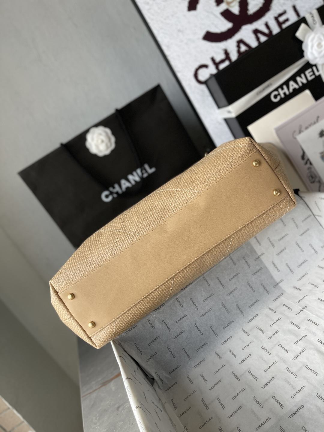 25C Beige Woven Straw Large Tote Handbag with Black Calfskin Trim and Gold-Tone Hardware - Mocuir