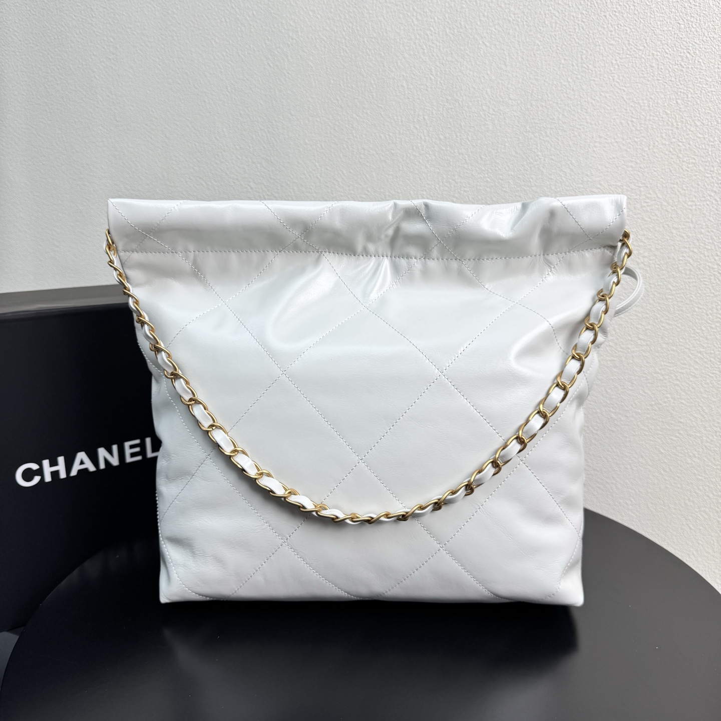 22 Bag Quilted Shiny Calfskin in White (Gold Hardware) - Mocuir