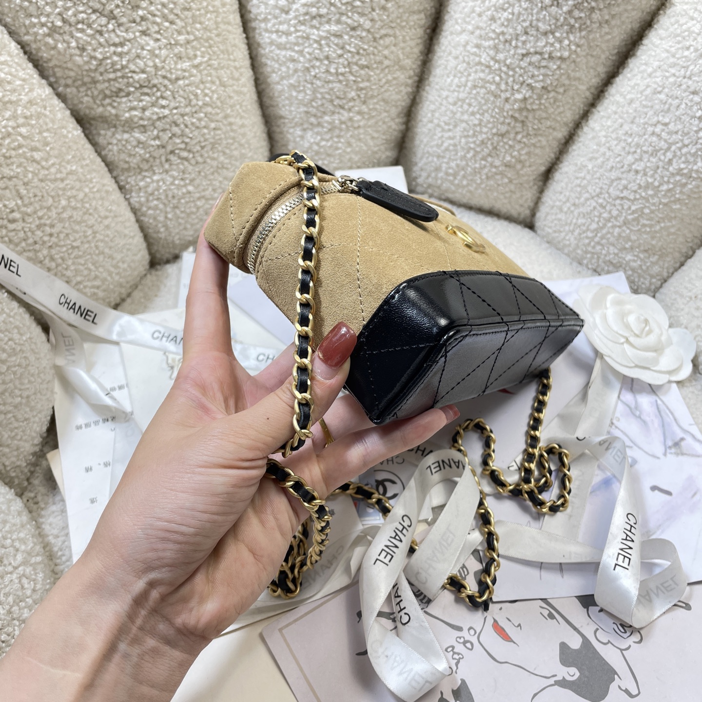 26S Slim Vanity Case with Chain in Beige Suede & Black Lambskin with Gold-Tone Hardware - Mocuir