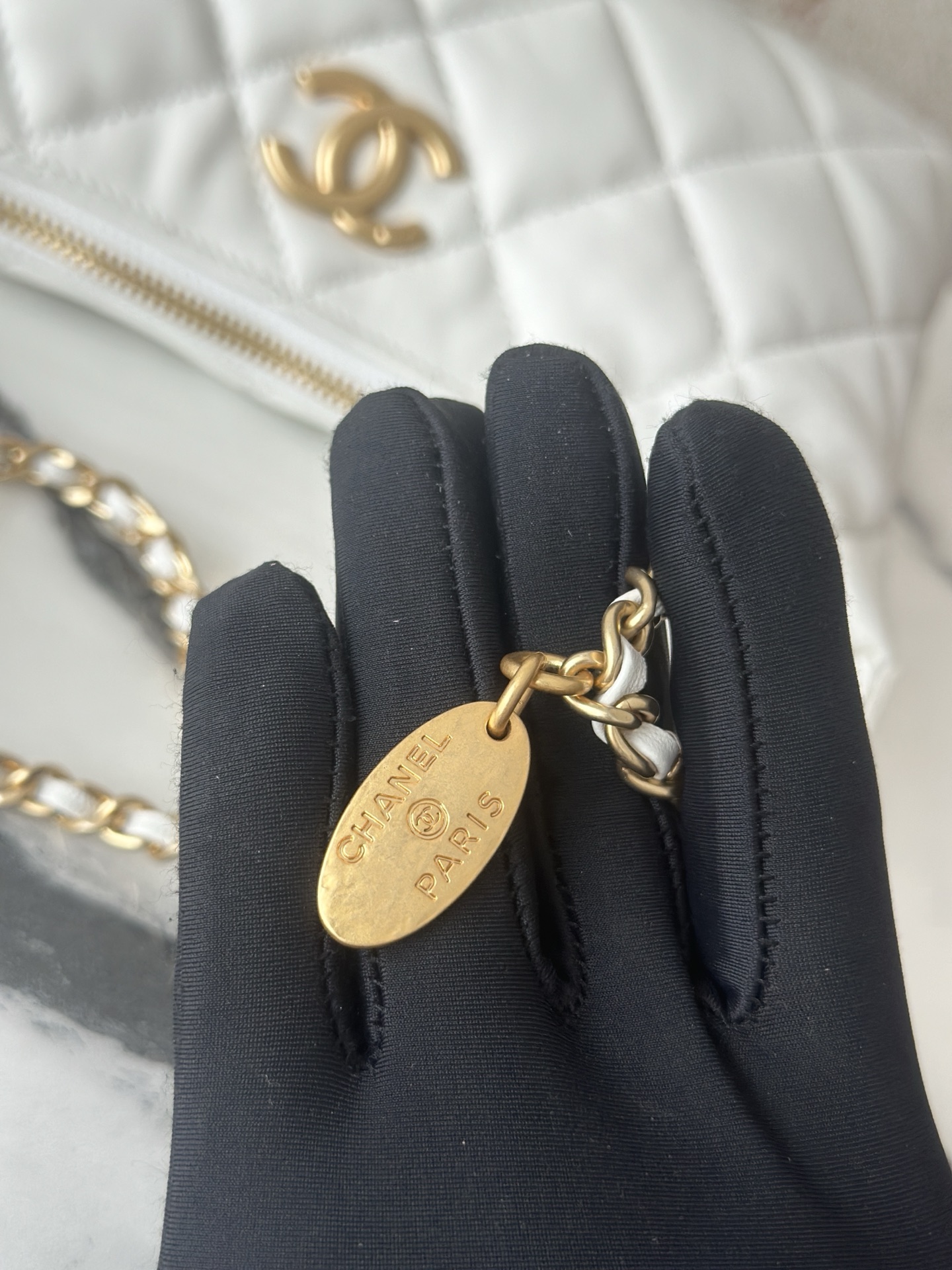 25S White Shiny Lambskin Quilted Hobo Shoulder Bag with Gold-Tone Hardware - Mocuir