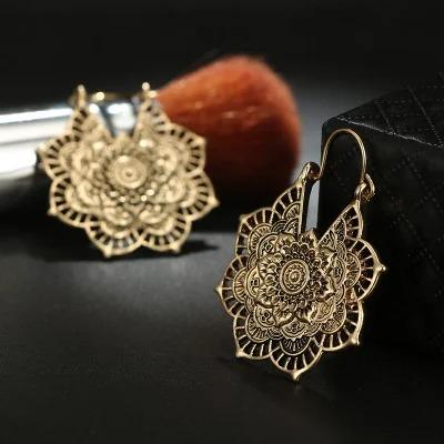 Openwork floral flower earrings
