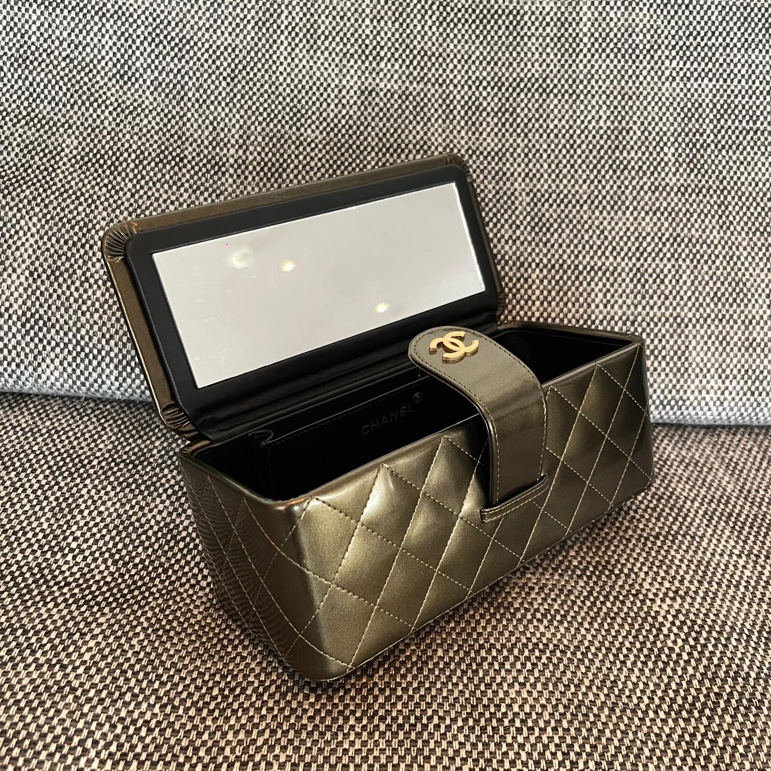 25C Long Quilted Patent Leather Vanity Case in Dark Olive Green - Mocuir