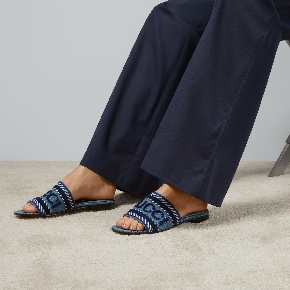 Womens slide sandal with script