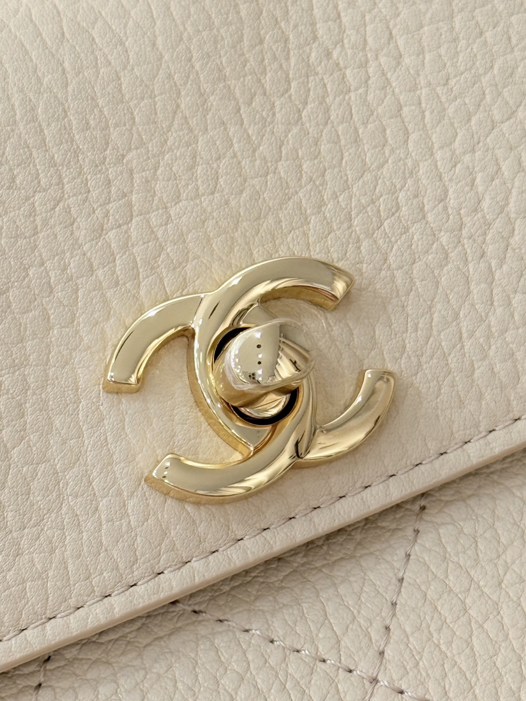 26P Cruise Preppy Coco Bowling Bag in Beige Caviar Leather with Gold-Tone Hardware - Mocuir