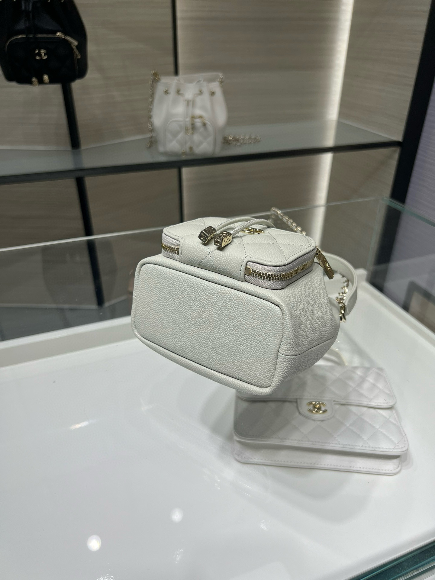 Small Drawstring Bucket Bag in Grey Quilted Grained Calfskin with Gold-Tone Metal (Model AP4775) - Mocuir