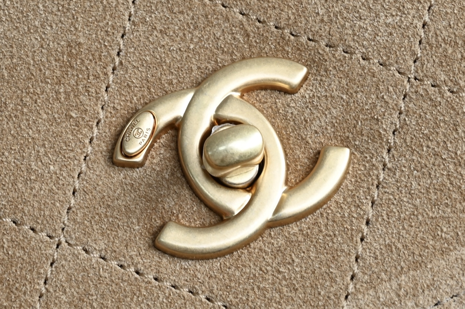 Large Flap Bag With Top Handle in Camel & Black Quilted Suede Lambskin and Shiny Lambskin with Gold-Tone Metal (Model AS5637) - Mocuir