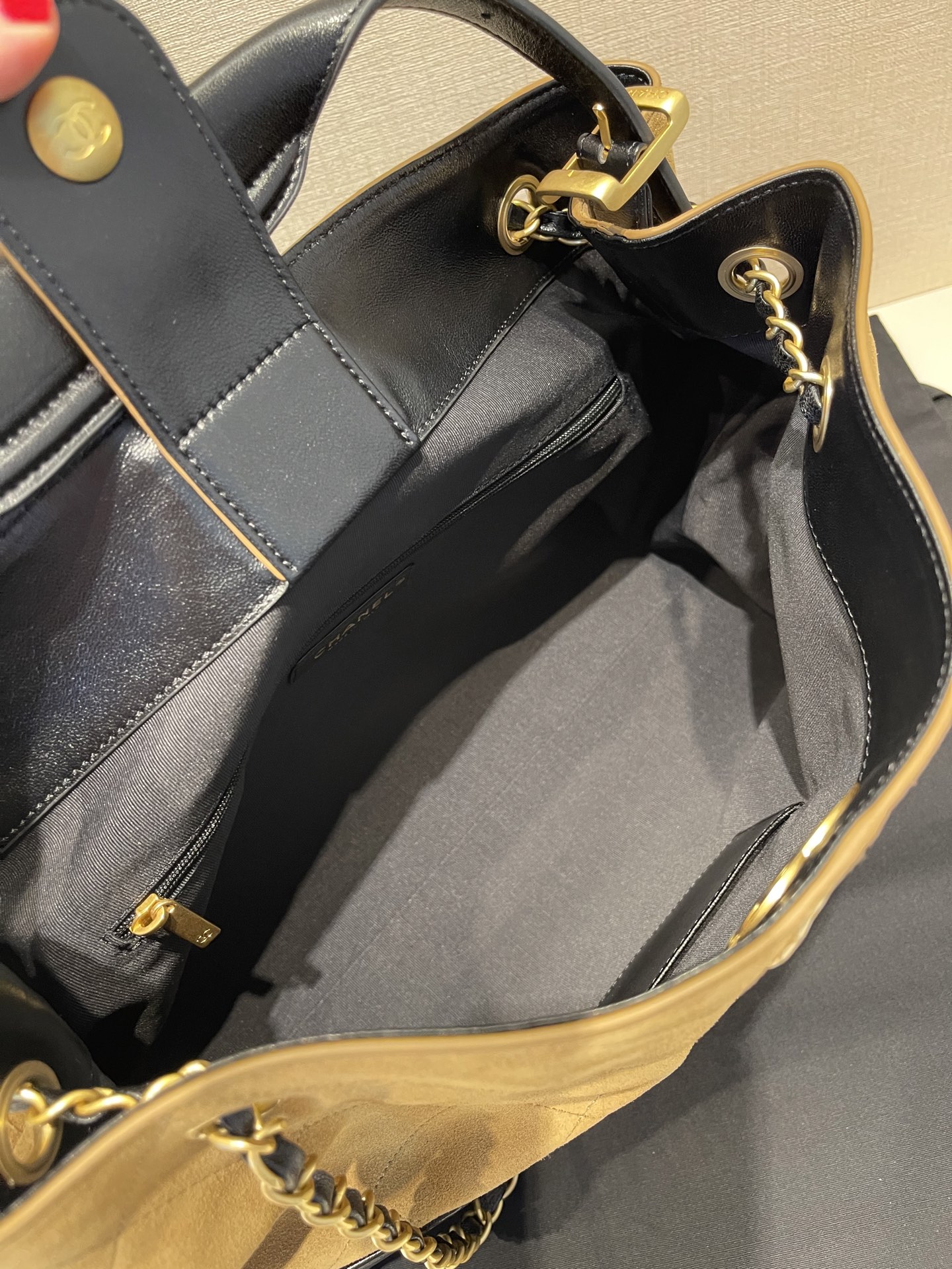 Small Tote (AS5634B) in Beige & Black Suede Calfskin with Shiny Lambskin & Gold-Tone Hardware, 2024/25 Métiers d’art Collection - Mocuir