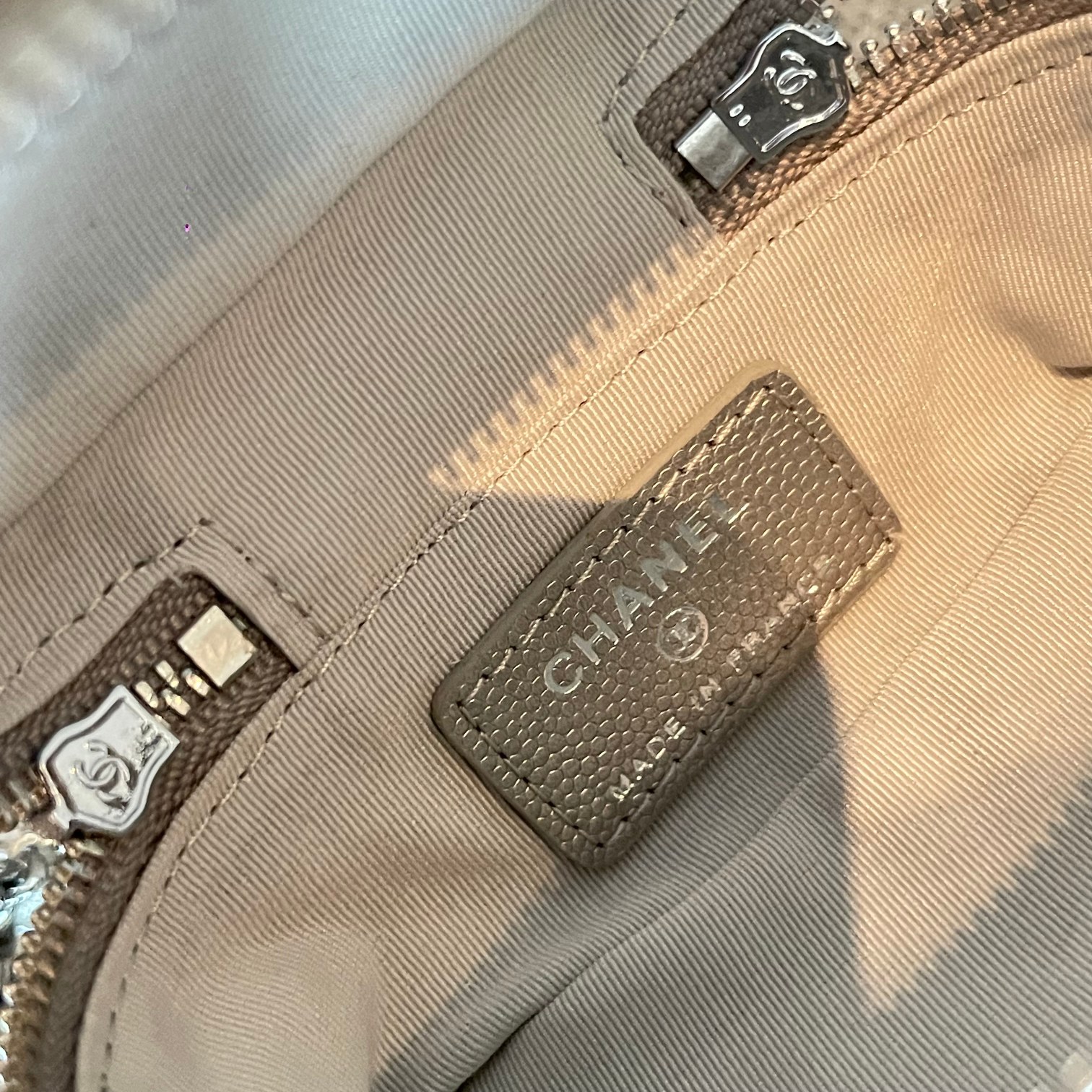 Silver Metallic Quilted Caviar Leather Mini Vanity Case with Handle and Silver-Tone Chain - Mocuir