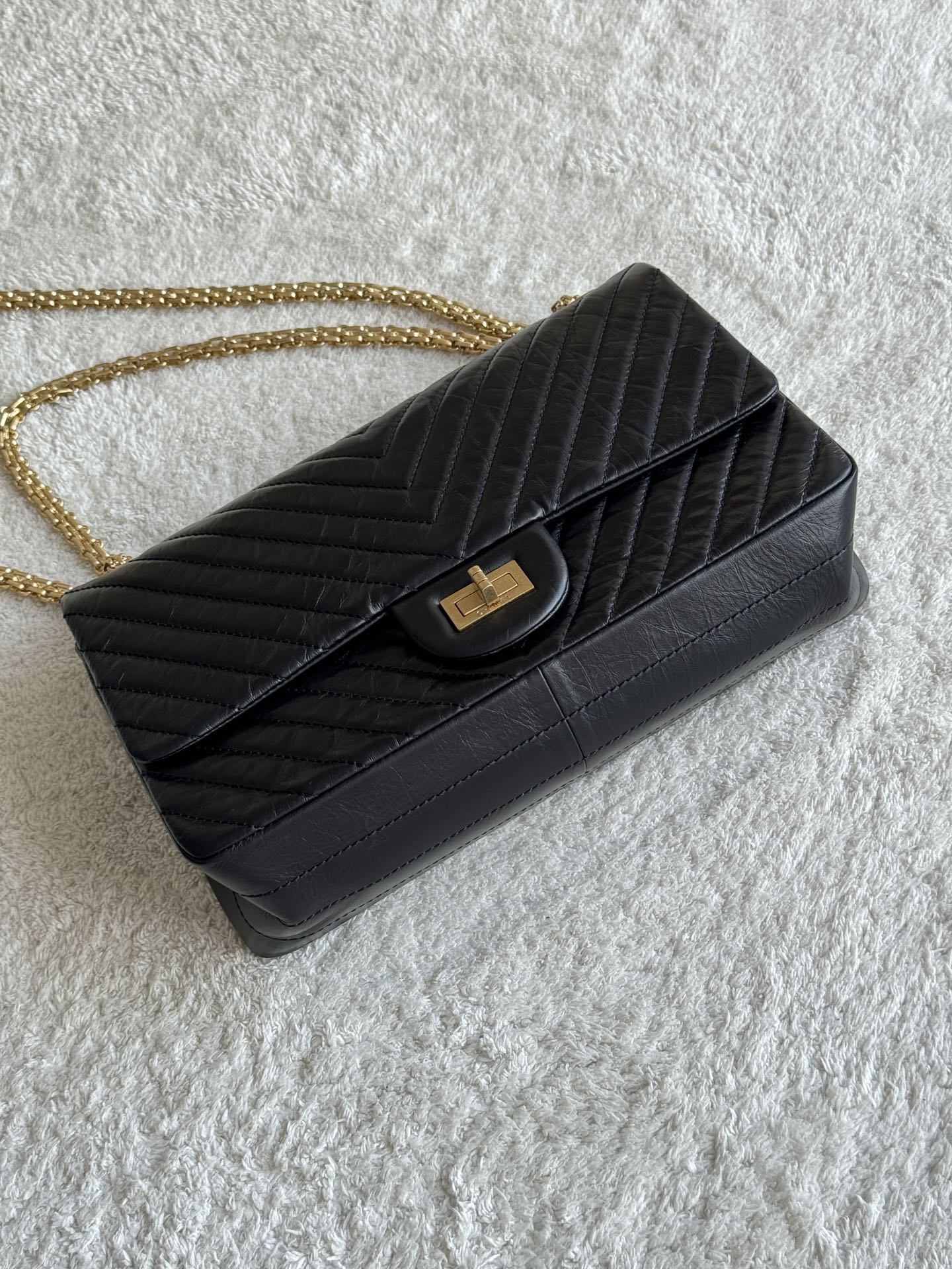 2.55 Reissue 227 Jumbo Flap Bag in Black Aged Calfskin with Chevron Quilting and Gold-Tone Hardware - Mocuir