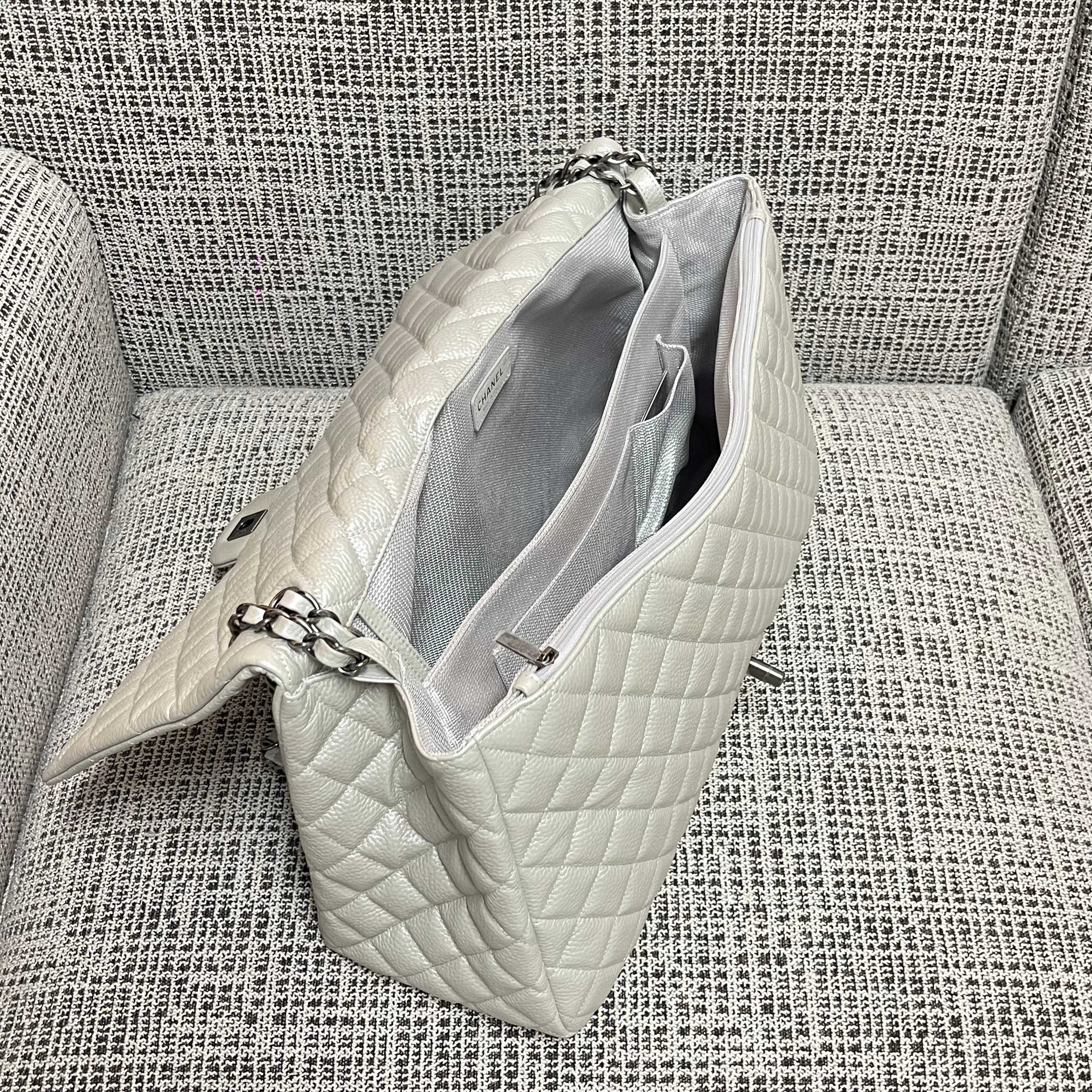 Classic Flap Maxi Quilted Caviar Leather Shoulder Bag in White (Silver Hardware) - Mocuir