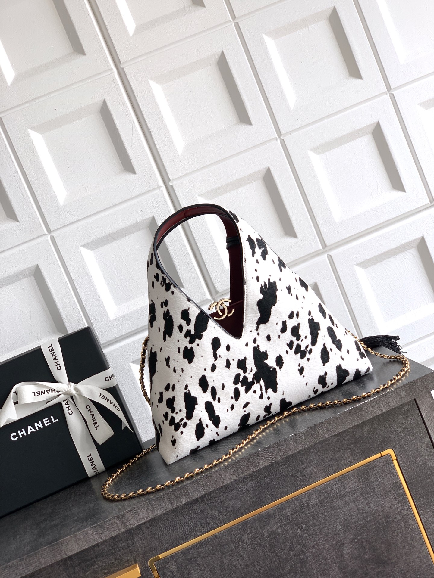 2026 Fall-Winter Runway Hobo Bag in Black & White Dalmatian Print Pony Hair with Gold-Tone Hardware & Empire State Building Tassel Charm - Mocuir