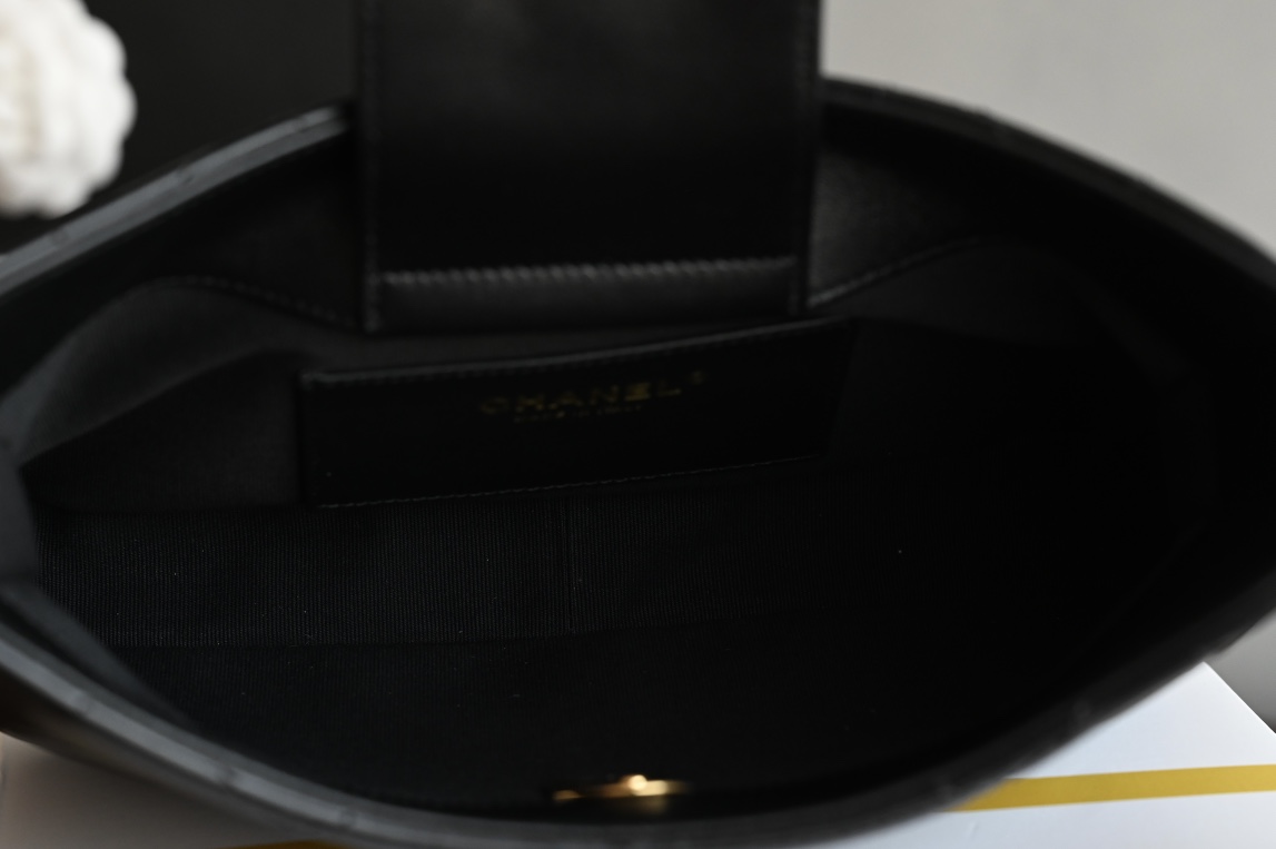 24K Hobo Shoulder Bag in Black Quilted Lambskin with Gold-Tone Hardware (Model AS4612) - Mocuir